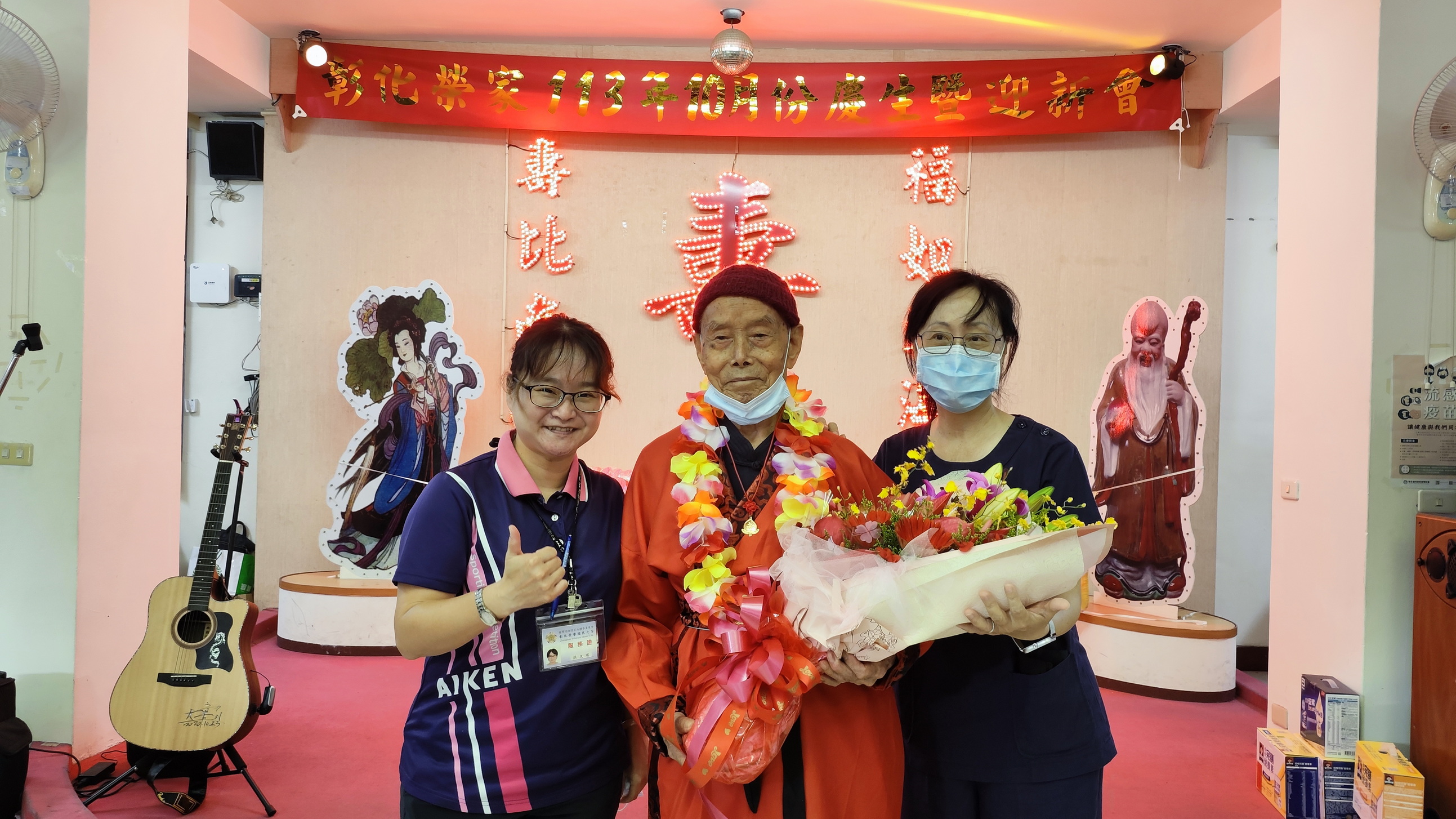 ▲榮民范平仲先生在雙十國慶前夕成為百歲人瑞，彰化榮家舉辦一場溫馨的生日派，為壽星獻上祝福。（記者張溎壕攝）