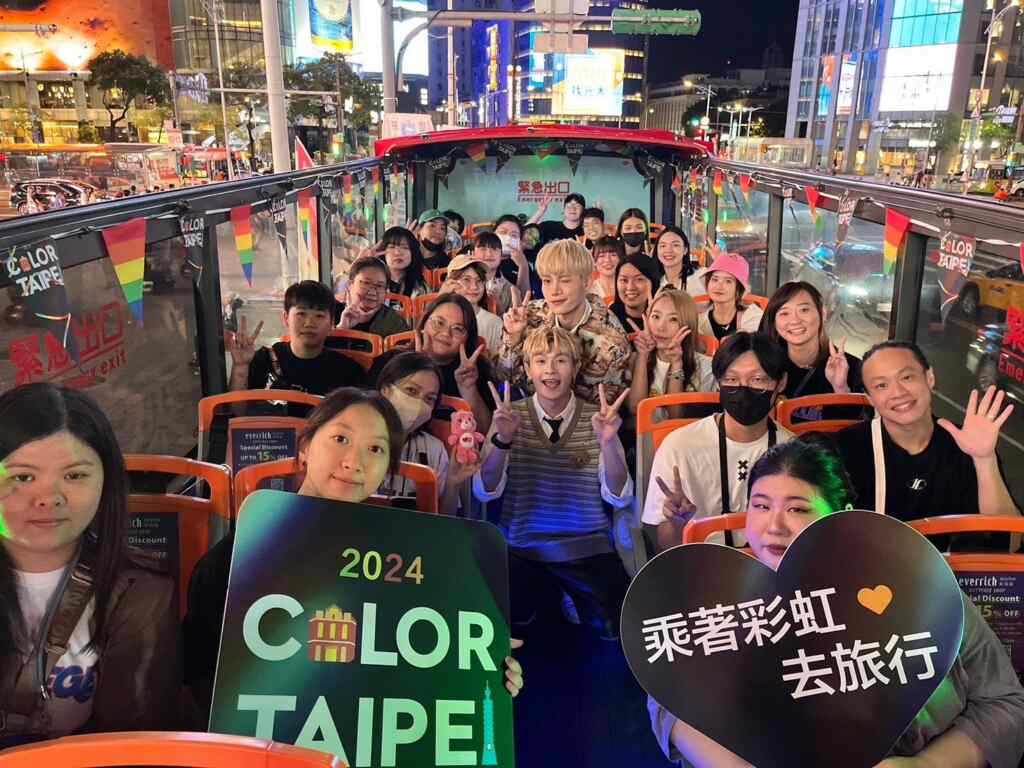 ▲2024彩虹觀光巴士名人啟航-臺灣流行男子音樂團體VERA孟維與蔡朕一連揭開周末3場彩虹觀光。(台北市觀傳局提供)