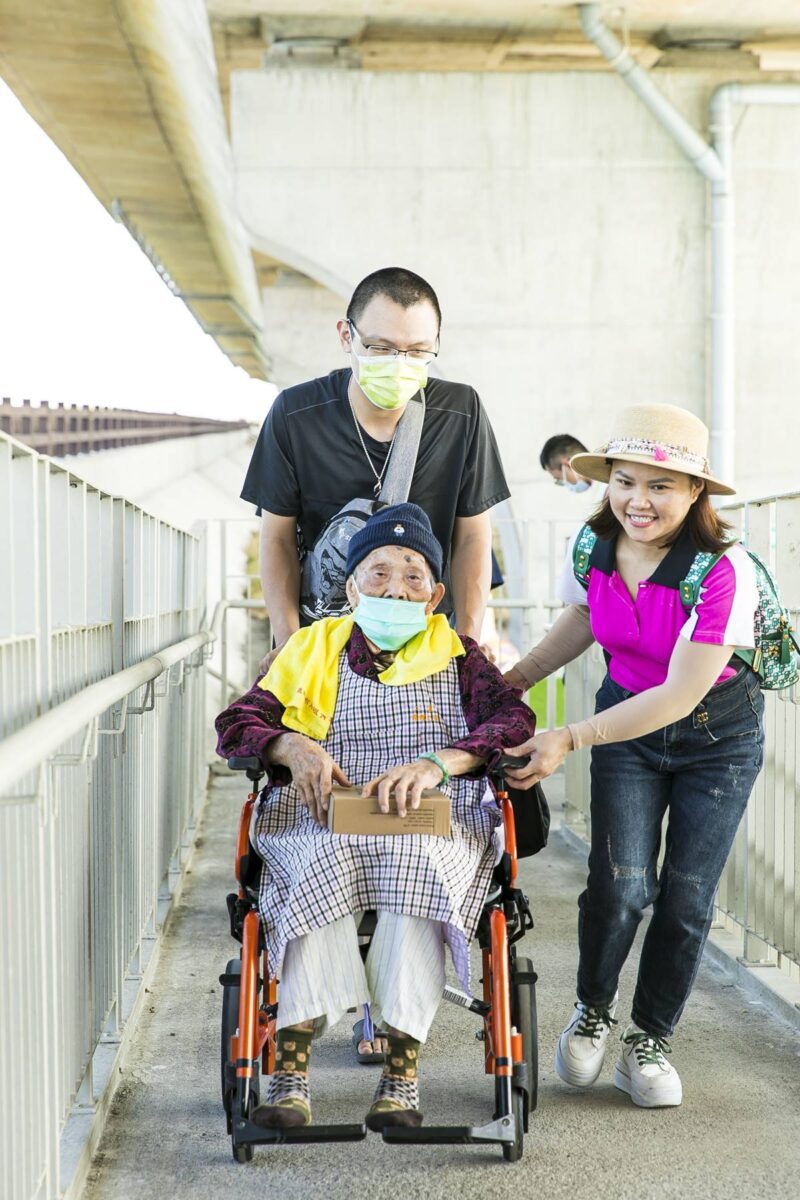 二基醫院護理之家慶祝重陽節　住民漫步海空步道共創美好回憶