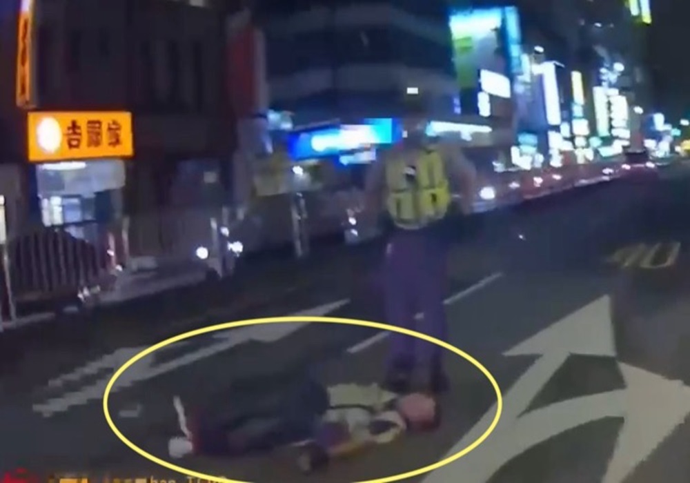艋舺街友亂丟拉圾不聽勸還耍賴 員警到場依法送辦 217 248241009a03