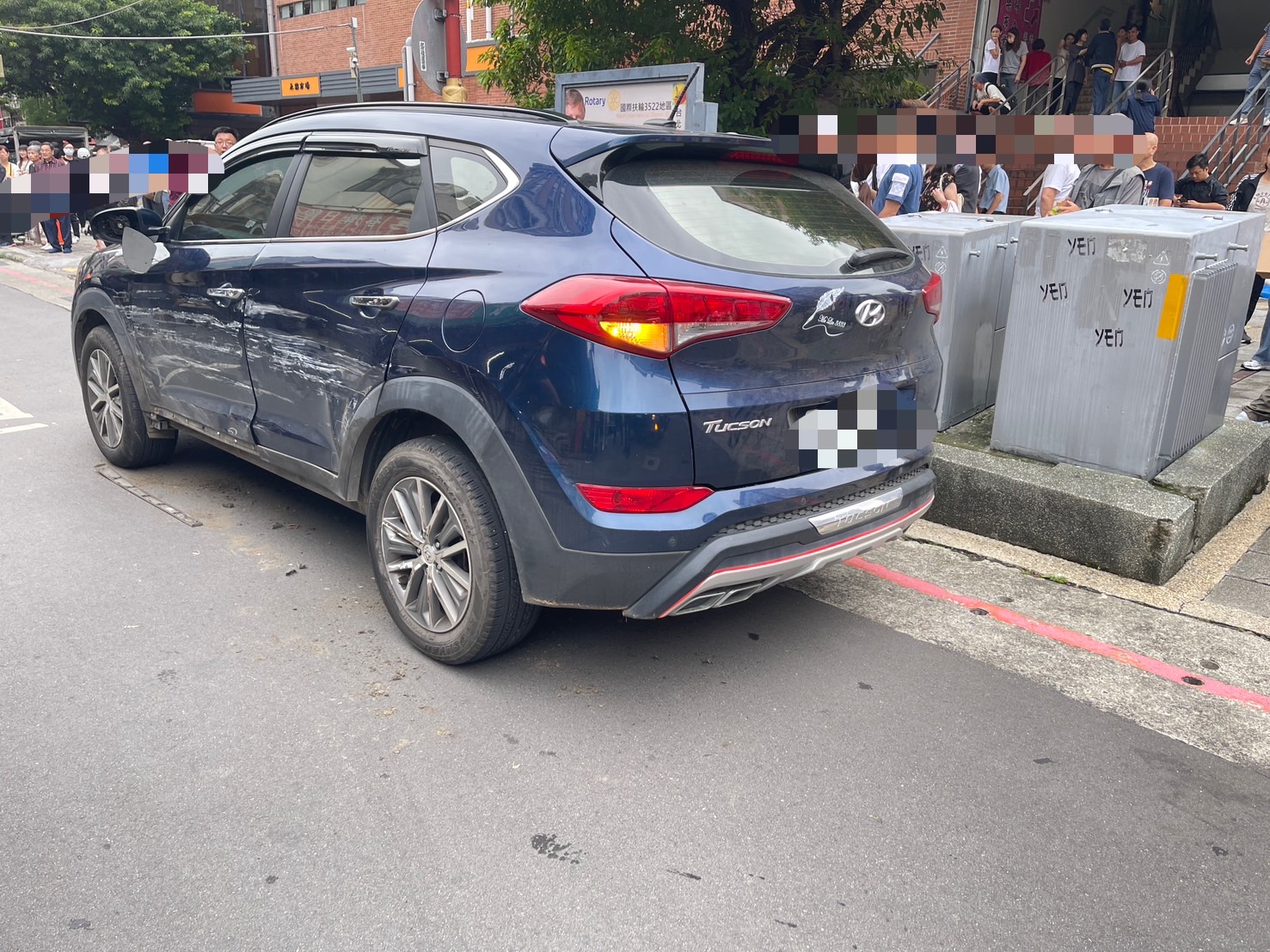 林姓女子(45年次)駕駛自小客車,疑似因操作不當失控撞擊前方同向停等進入停車場中的另一輛林姓女子(73年次)駕駛的自小客車。(記者 黃荷琇翻攝)