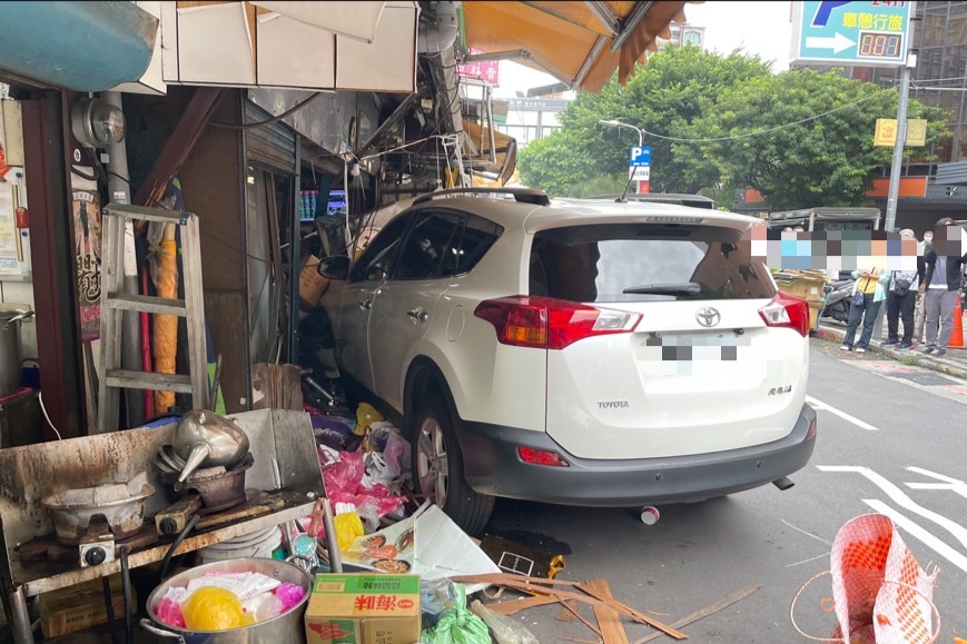 肇事車輛再撞上路旁的兩名攤販,分別為葉姓女子(47年次)和高姓男子(56年次)。(記者 黃荷琇翻攝)