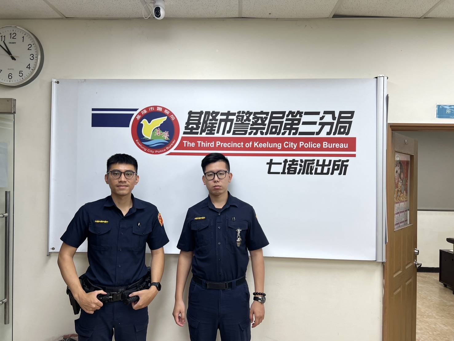 七堵派出所警員李瑋哲、郭梁建安。(記者薛秀蓮翻攝)