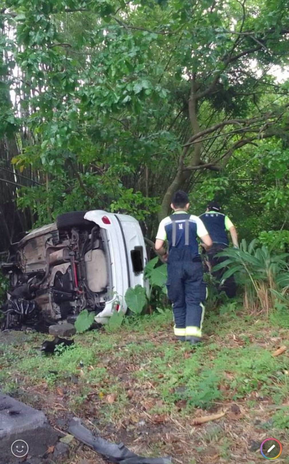 車輛跌落邊坡。(記者薛秀蓮翻攝)