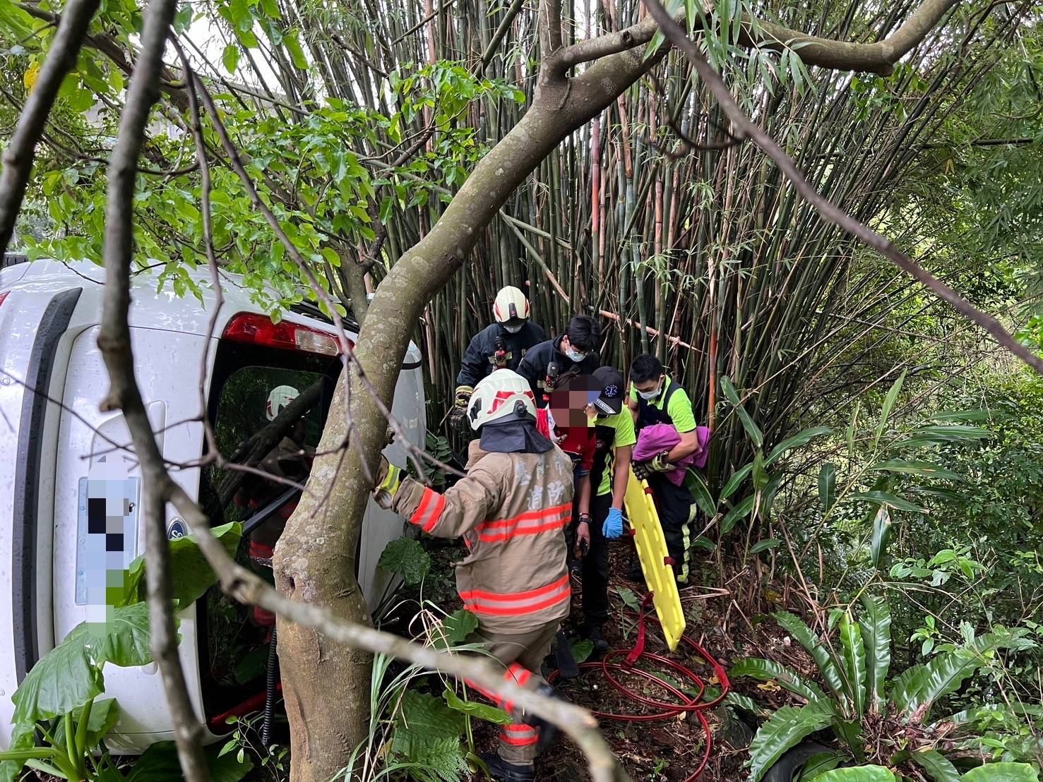 順利破壞車輛將駕駛救出。(記者薛秀蓮翻攝)