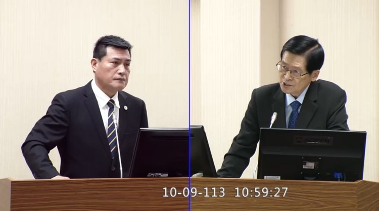 黃仁在外交及國防委員會質詢國軍退除役官兵輔導委員會主任委員嚴德發,要求退休金應比照軍公教進行調漲。(圖/黃仁國會辦公室)