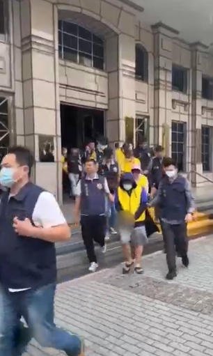專案小組警方逮捕22嫌。(記者徐煜勝翻攝)