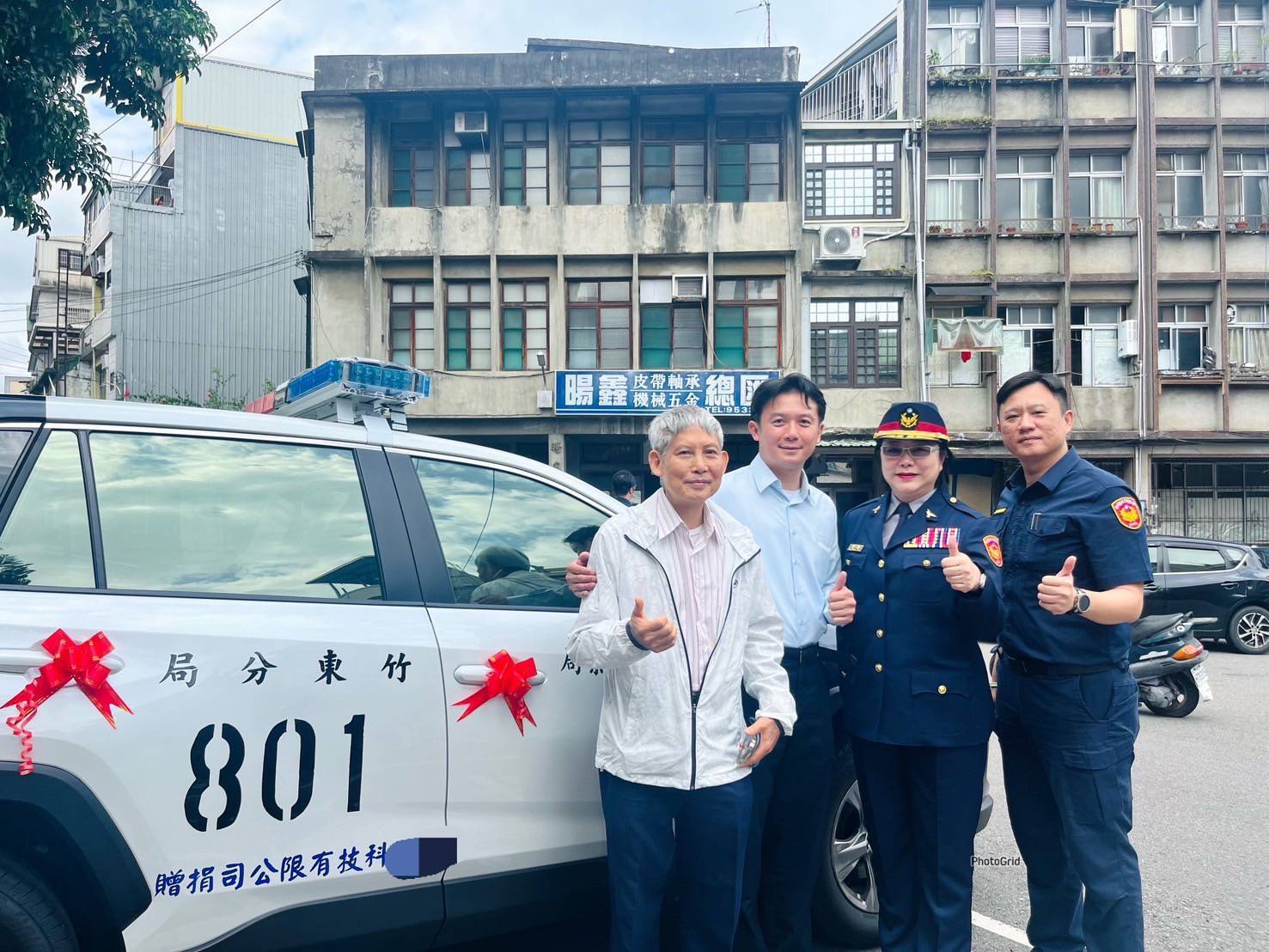 新竹縣警察局長宣介慈與竹東分局801巡邏車捐贈人合影。(圖/記者黃溎芬翻攝)