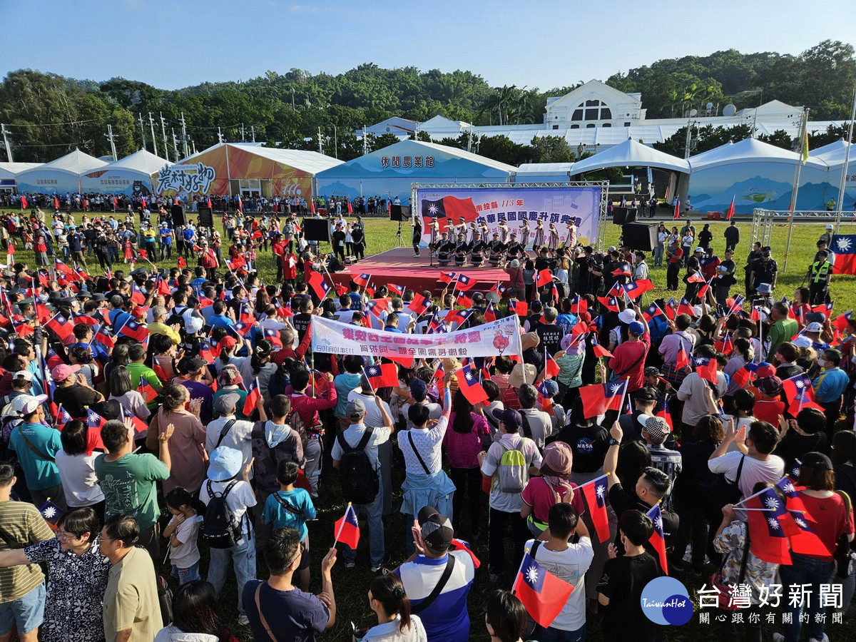 民和國中濁岸合唱團領唱國歌。(縣府提供)
