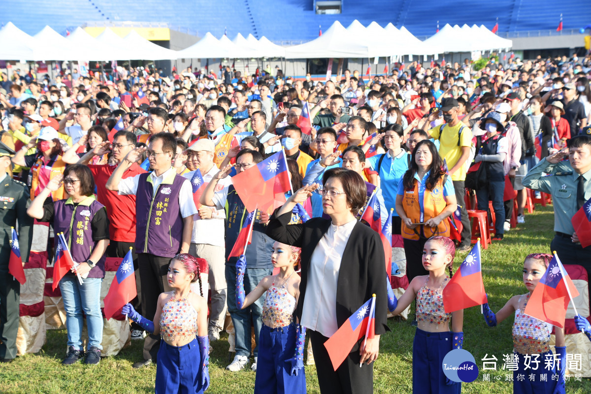 彰化縣慶祝中華民國113歲生日,四千人一起健行慶生。圖/記者鄧富珍攝