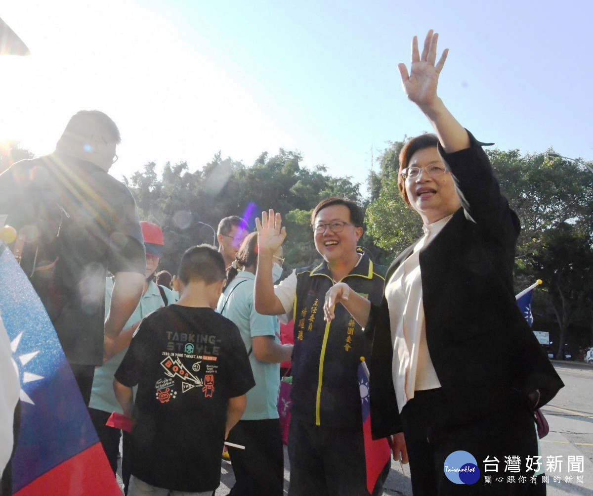 彰化縣慶祝中華民國113歲生日,四千人一起健行慶生。圖/記者鄧富珍攝