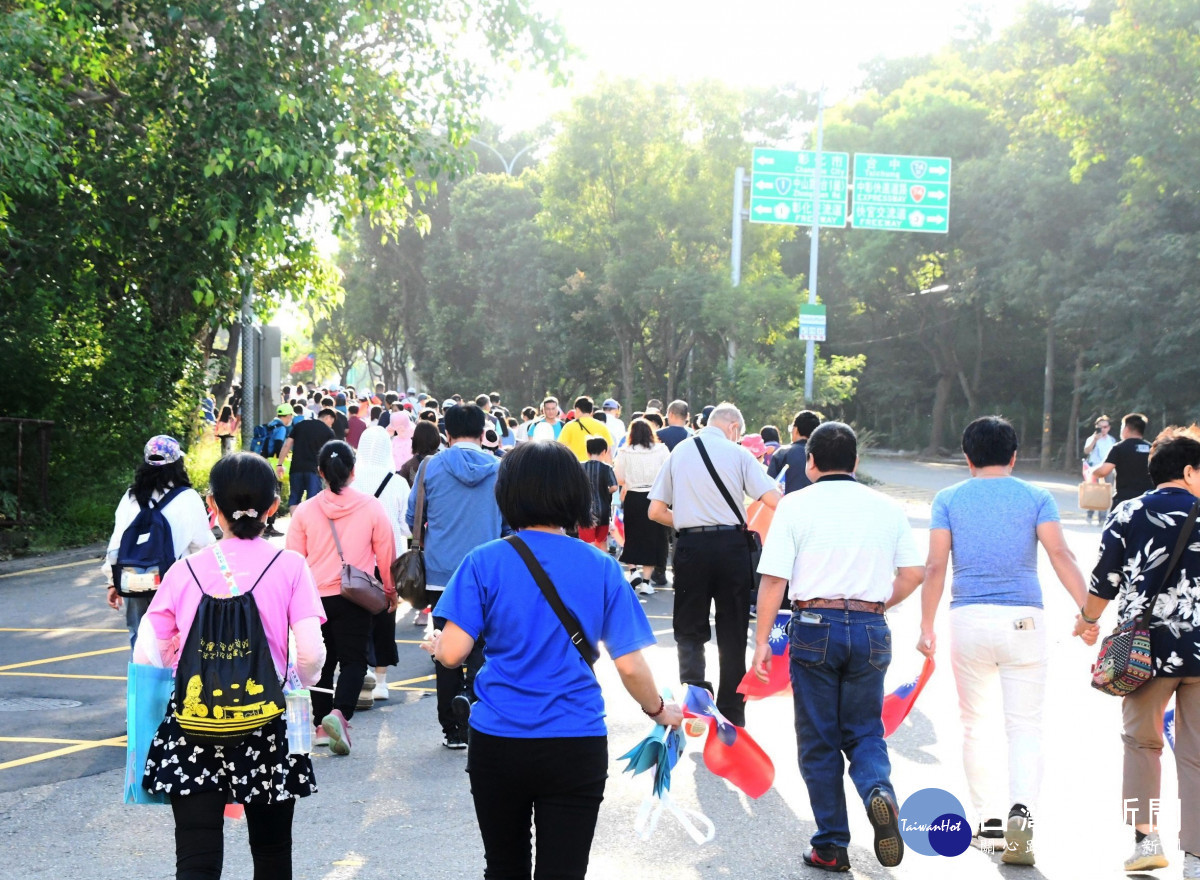 彰化縣慶祝中華民國113歲生日,四千人一起健行慶生。圖/記者鄧富珍攝