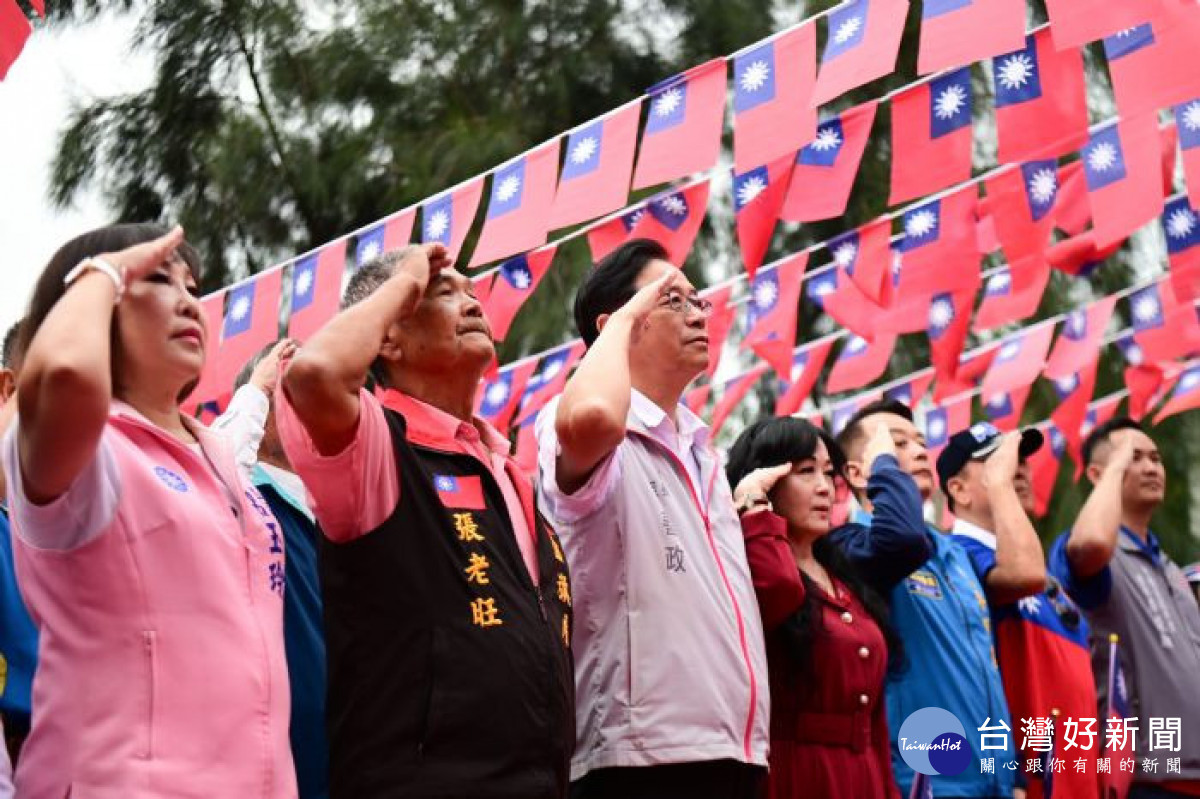 張市長與貴賓向國旗敬禮。<br /><br /> <br /><br />