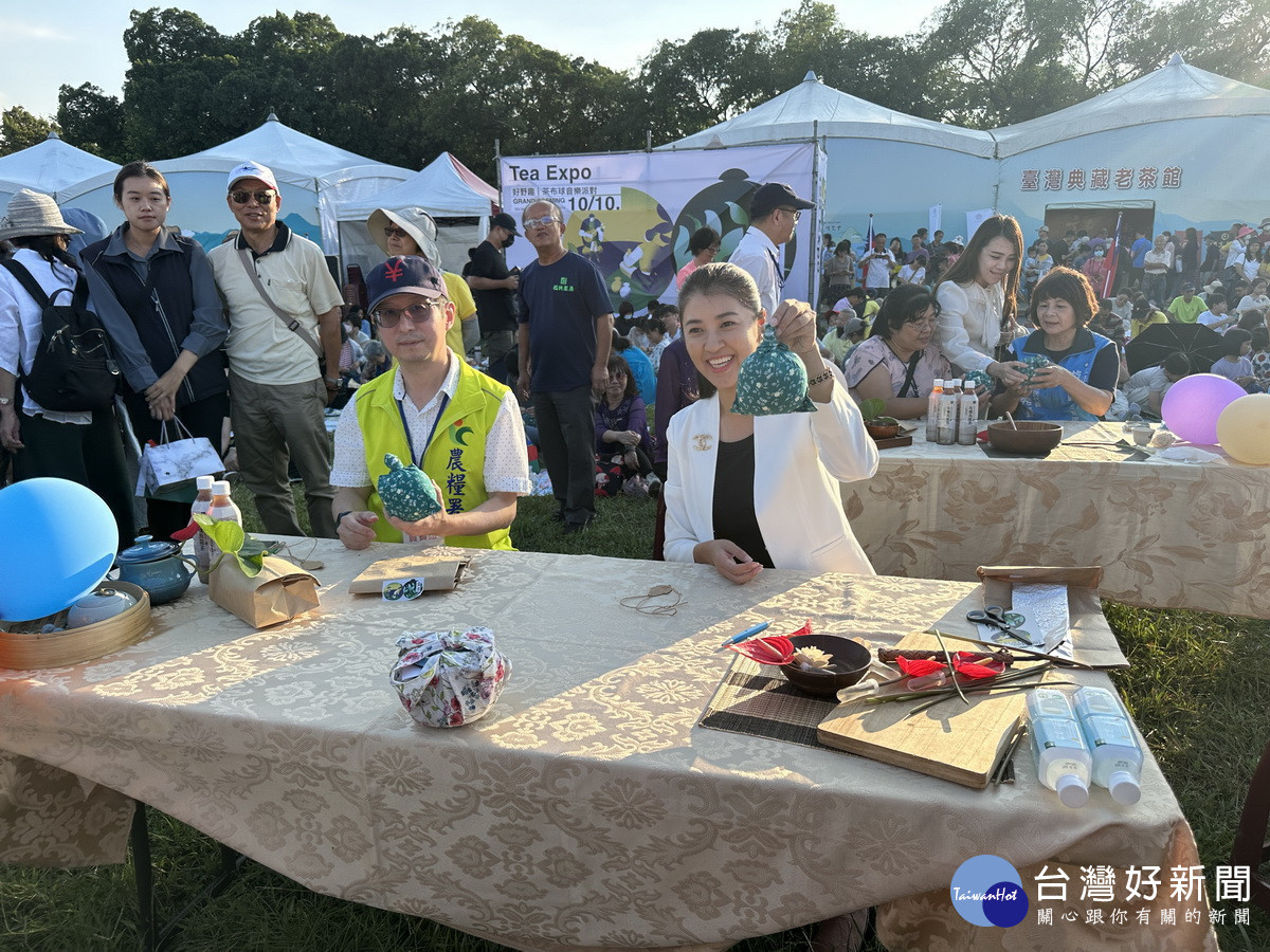 許縣長很快速的就把茶布球完成。(記者扶小萍攝)