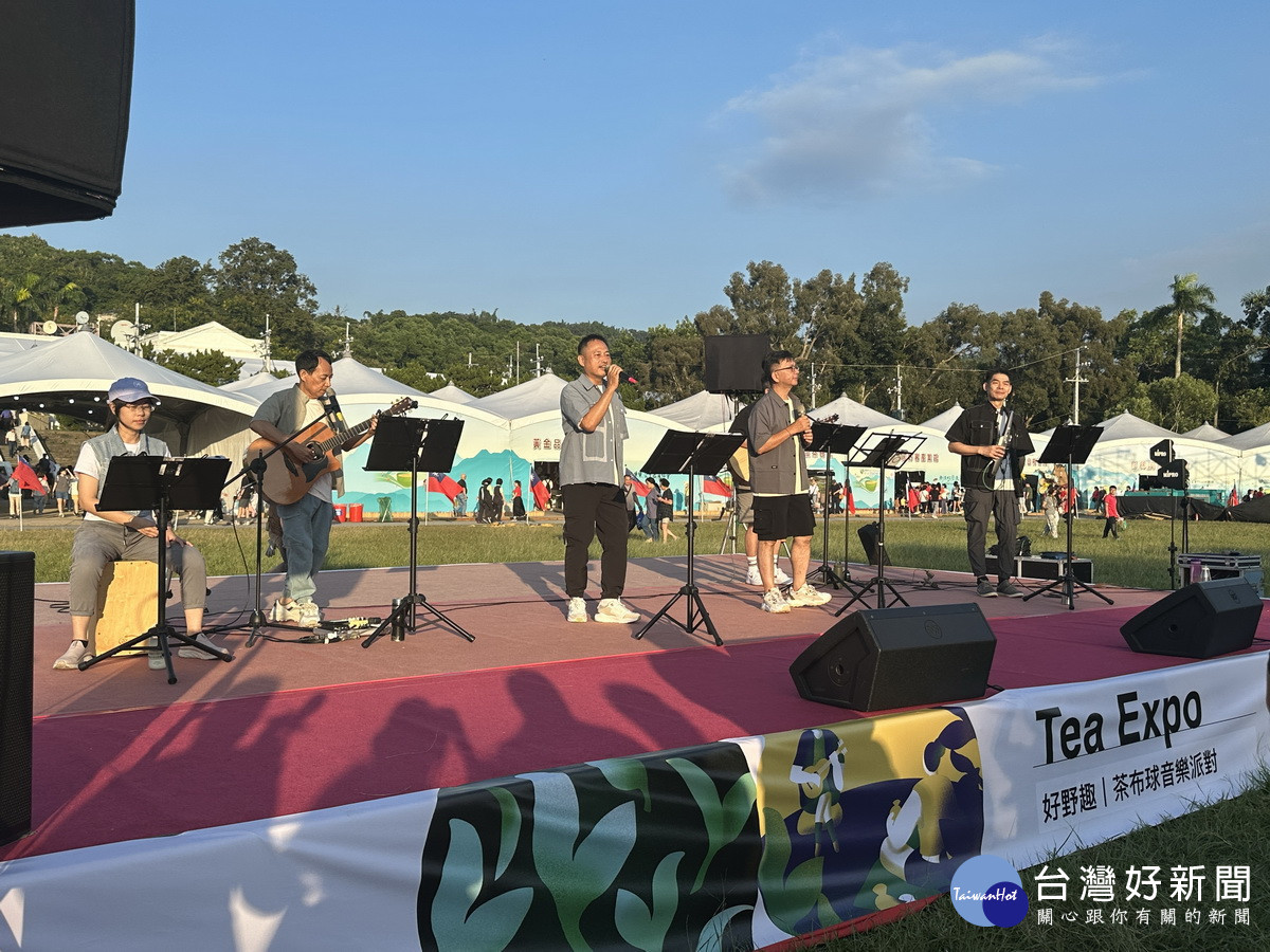 一邊野餐一邊欣賞善男子樂團的演唱。(記者扶小萍攝)
