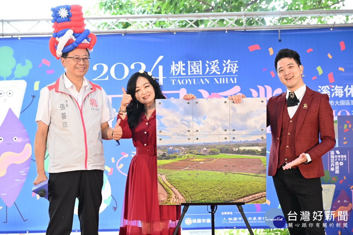 桃園市長張善政伉儷向大家推薦彩稻國旗,邀請國人前來遊賞。<br /><br />
