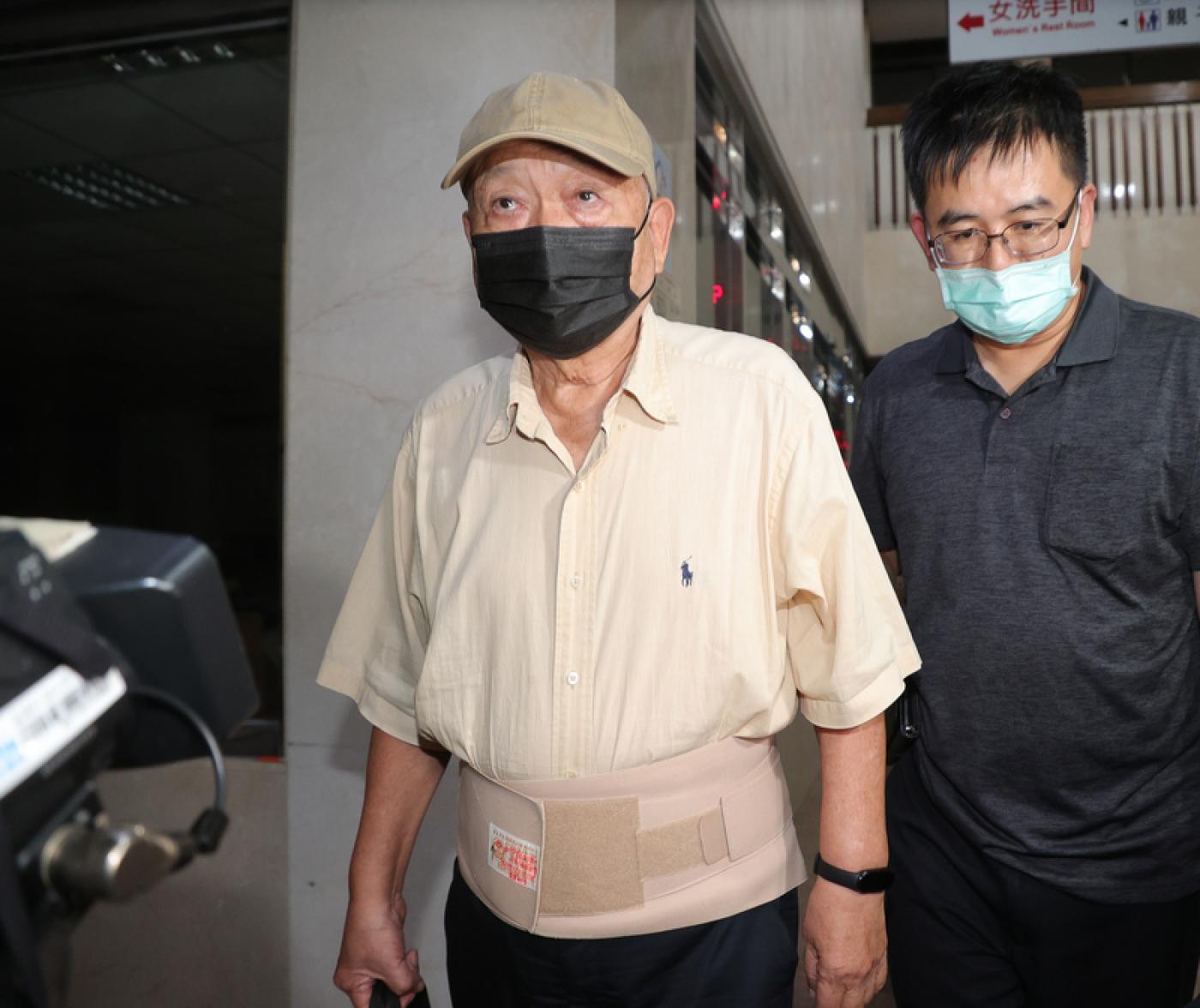鼎越開發前董事長朱亞虎(左)再度被裁定羈押禁見。中央社