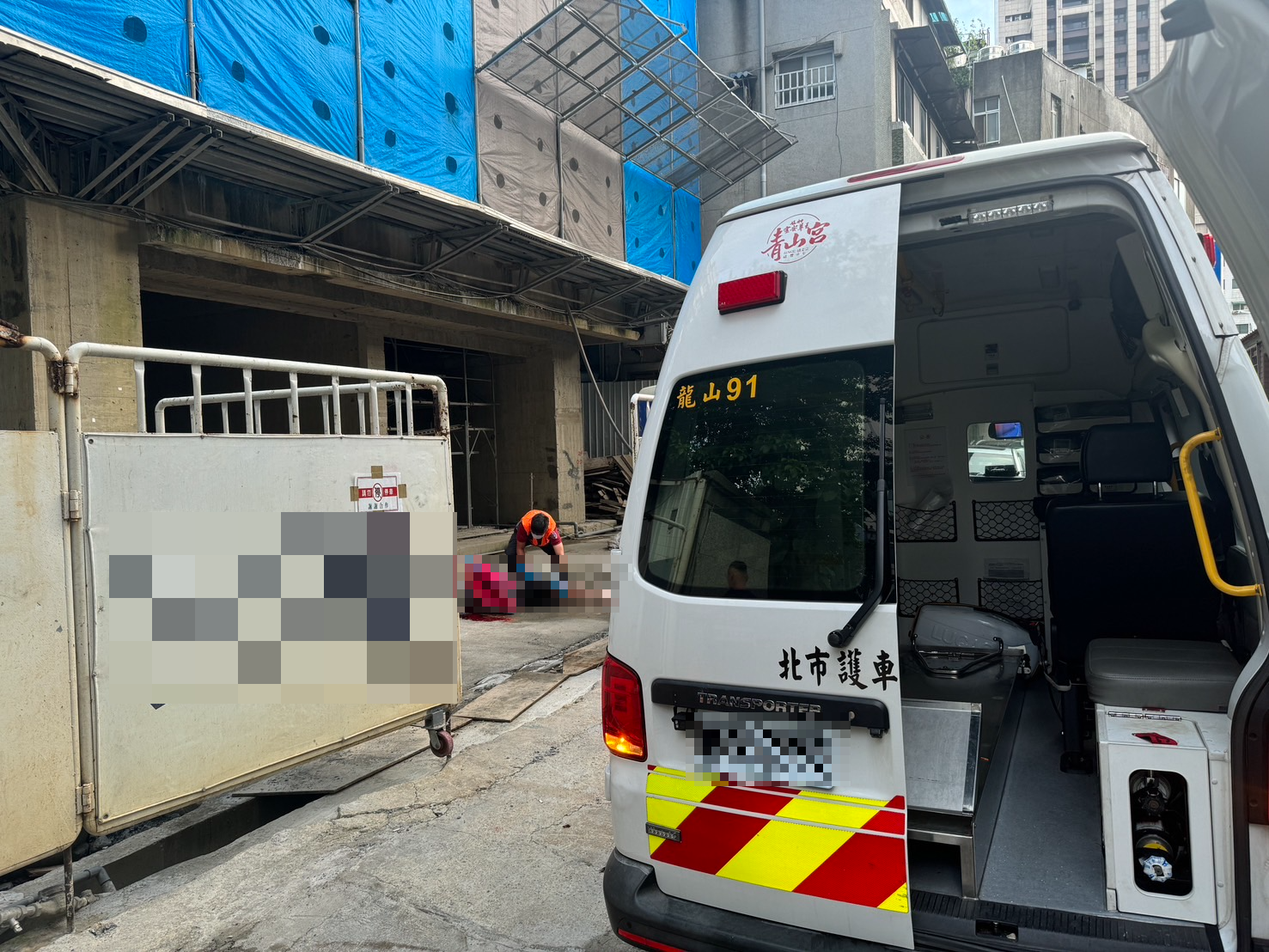 ▲台北市中正區延平南路1處建案工地,今(10)日6時許,驚傳墜樓案件。(翻攝自記者爆料網LINE群)