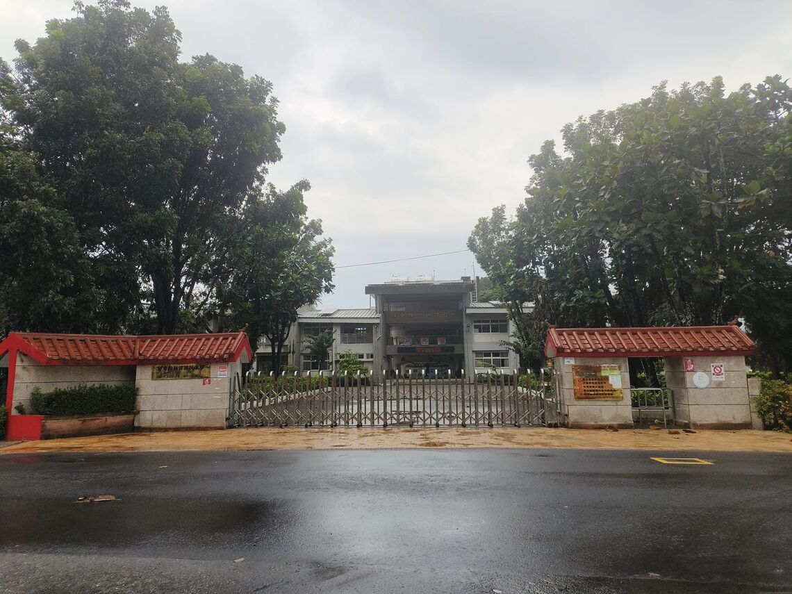 屏東縣新埤國中 置身森林之中