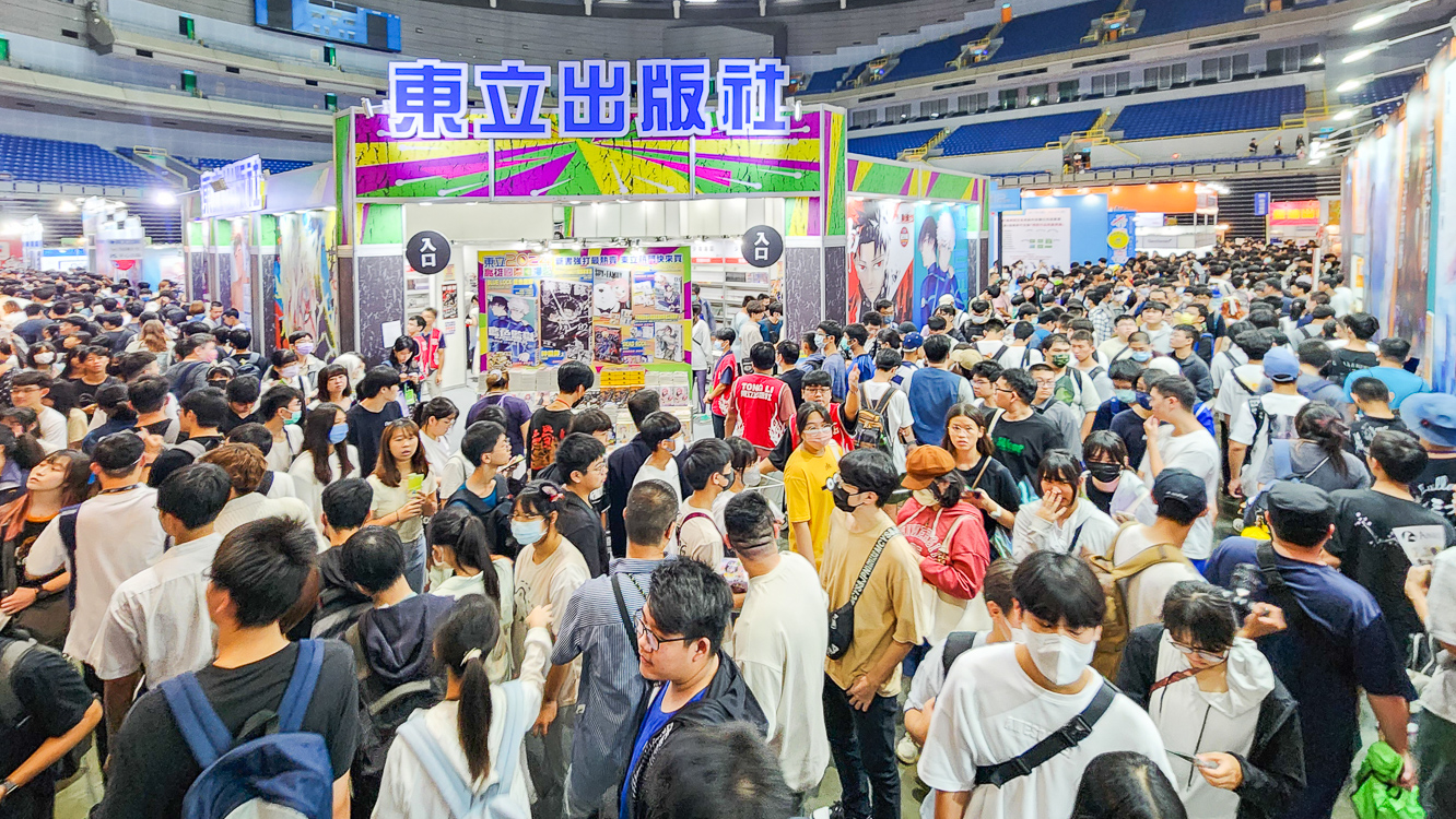 ▲高雄國際動漫節開展第一天適逢國慶假日,一大早就吸引眾多動漫迷前往朝聖,滿滿人潮,擠爆展場。(圖/記者黃淑貞攝)