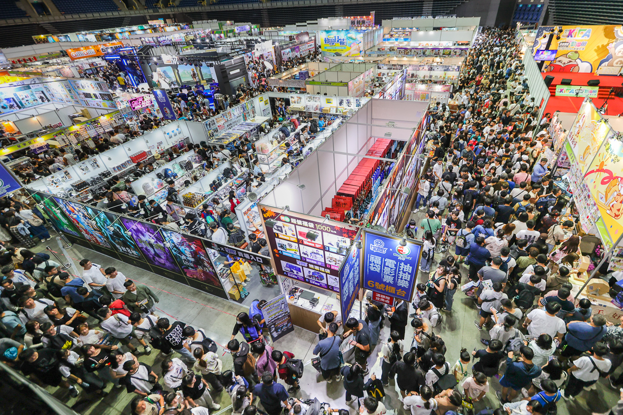 ▲高雄國際動漫節開展第一天適逢國慶假日，一大早就吸引眾多動漫迷前往朝聖，滿滿人潮，擠爆展場。（圖/記者黃淑貞攝）