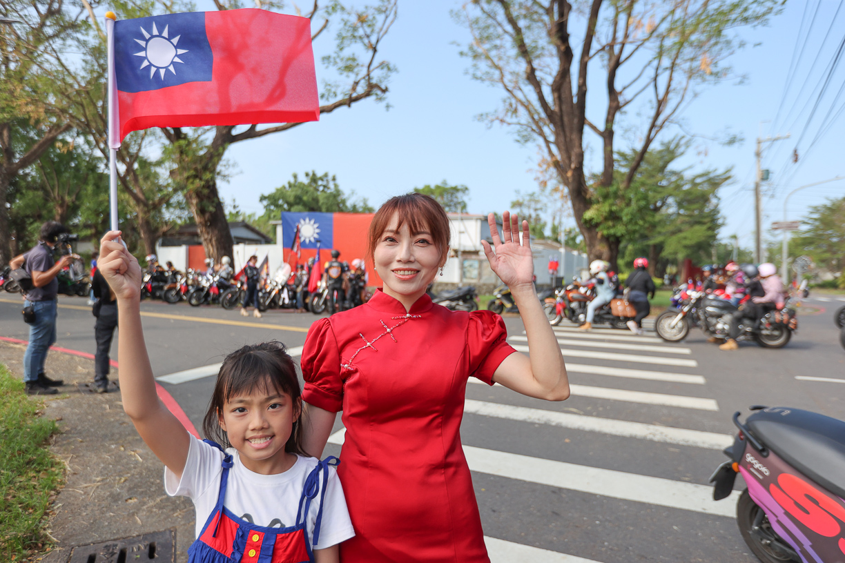 ▲上百輛重機相揪車聚，一起為中華民國慶生，民眾穿者大紅旗袍帶著國旗前來共襄盛舉。（圖/記者黃淑貞攝）
