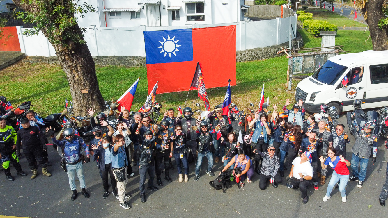 ▲重機們在大國旗合影車聚，也有民眾帶著國旗或穿者國旗裝前來共襄盛舉。（圖/記者黃淑貞攝）