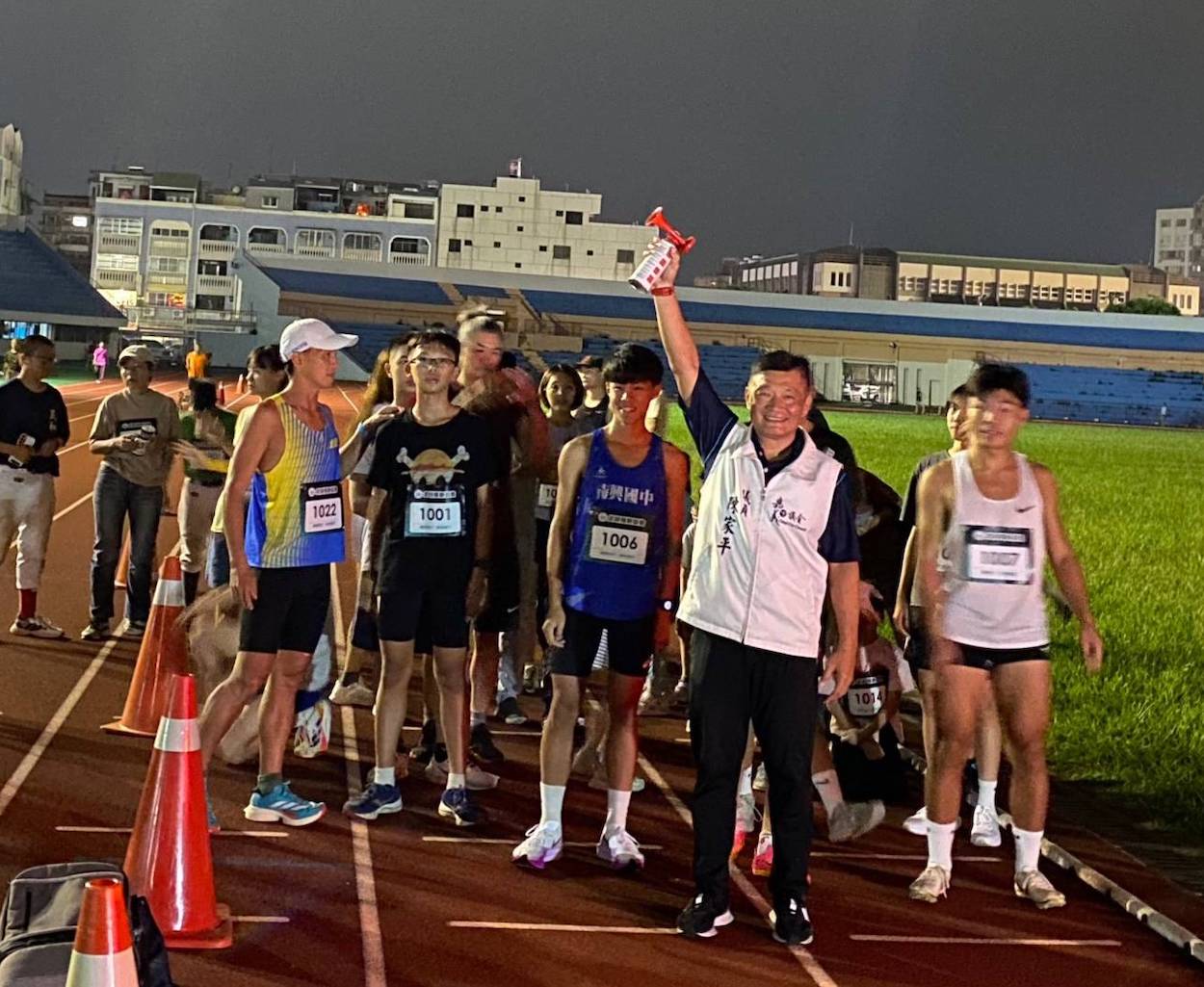 ▲三鐵完賽的陳家平市議員鳴槍開跑。（圖/記者陳惲朋翻攝）