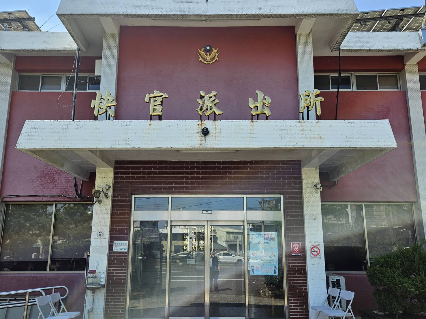 ▲一對夫妻在車內爆發口角,妻子猛捶後視鏡自殘手腕血流如注,行經彰化警分局快官派出所前,丈夫急向警方求助。(記者張溎壕攝)