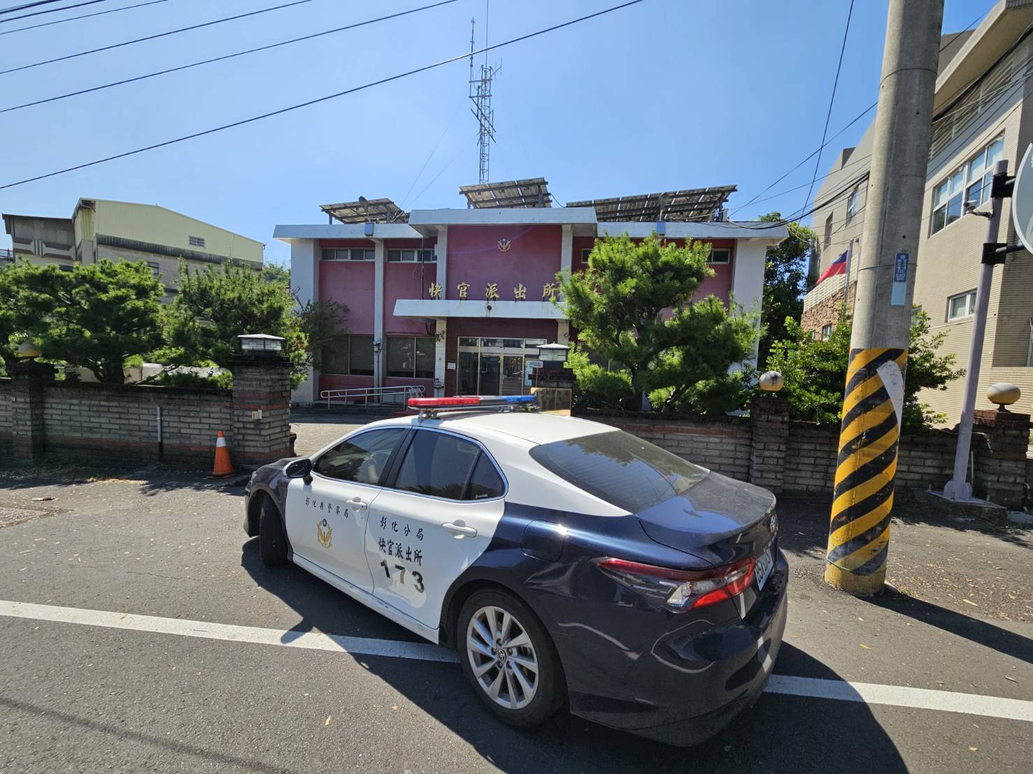 ▲一對夫妻在車內爆發口角，妻子猛捶後視鏡自殘手腕血流如注，行經彰化警分局快官派出所前，丈夫急向警方求助。（記者張溎壕攝）