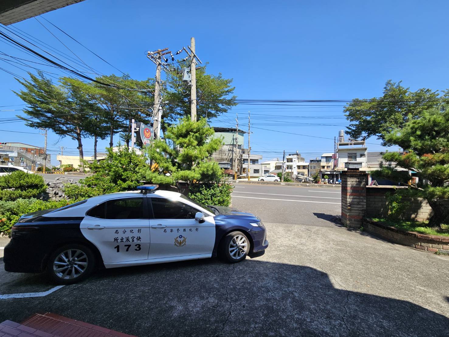 ▲一對夫妻在車內爆發口角，妻子猛捶後視鏡自殘手腕血流如注，行經彰化警分局快官派出所前，丈夫急向警方求助。（記者張溎壕攝）