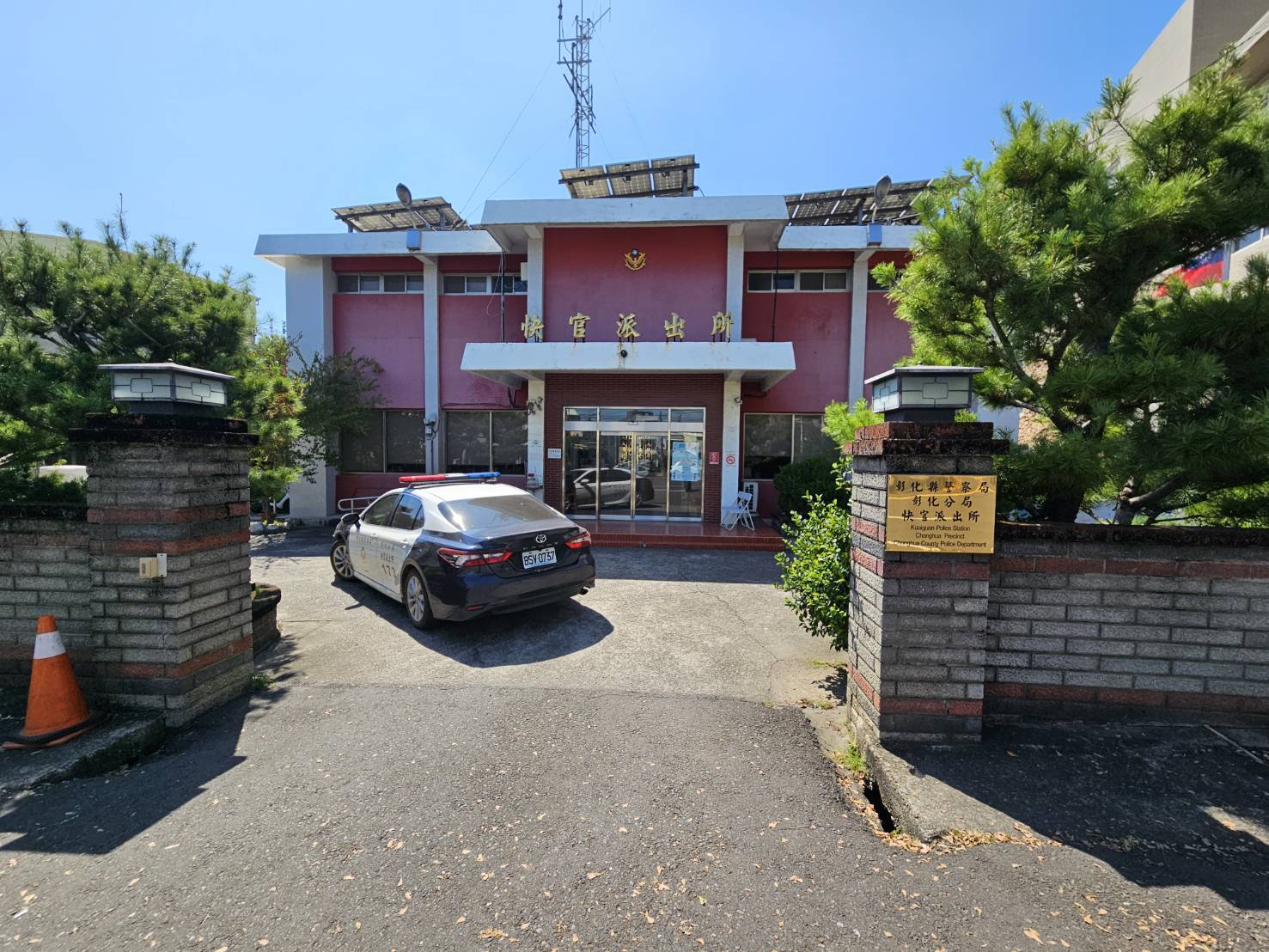 ▲一對夫妻在車內爆發口角，妻子猛捶後視鏡自殘手腕血流如注，行經彰化警分局快官派出所前，丈夫急向警方求助。（記者張溎壕攝）
