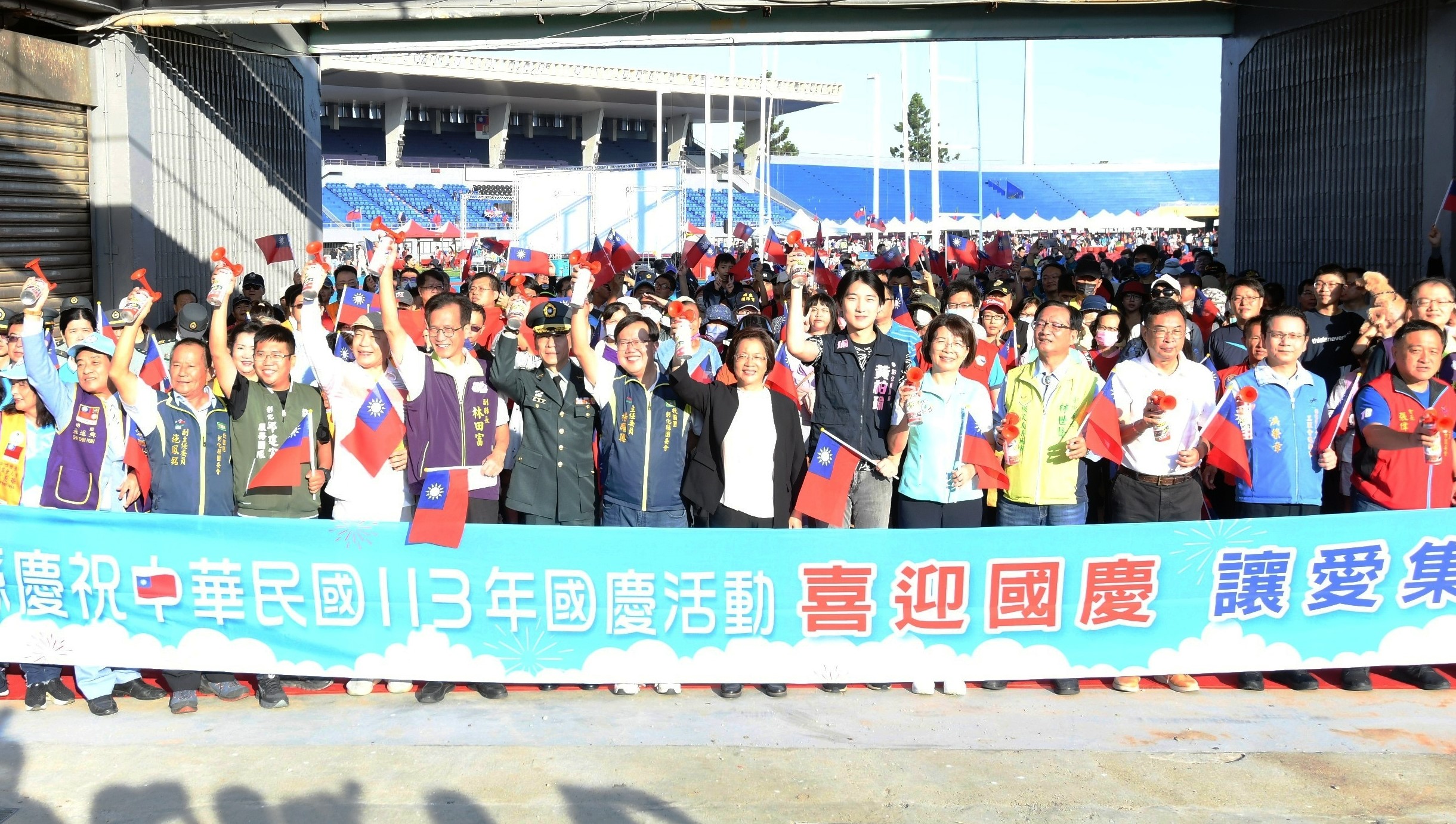 ▲雙十國慶日！彰化縣政府舉辦「喜迎國慶．讓愛集十」健行活動暨公益園遊會，縣長王惠美和大家一起唱國歌慶祝，體育場人潮滿滿。（記者張溎壕攝）