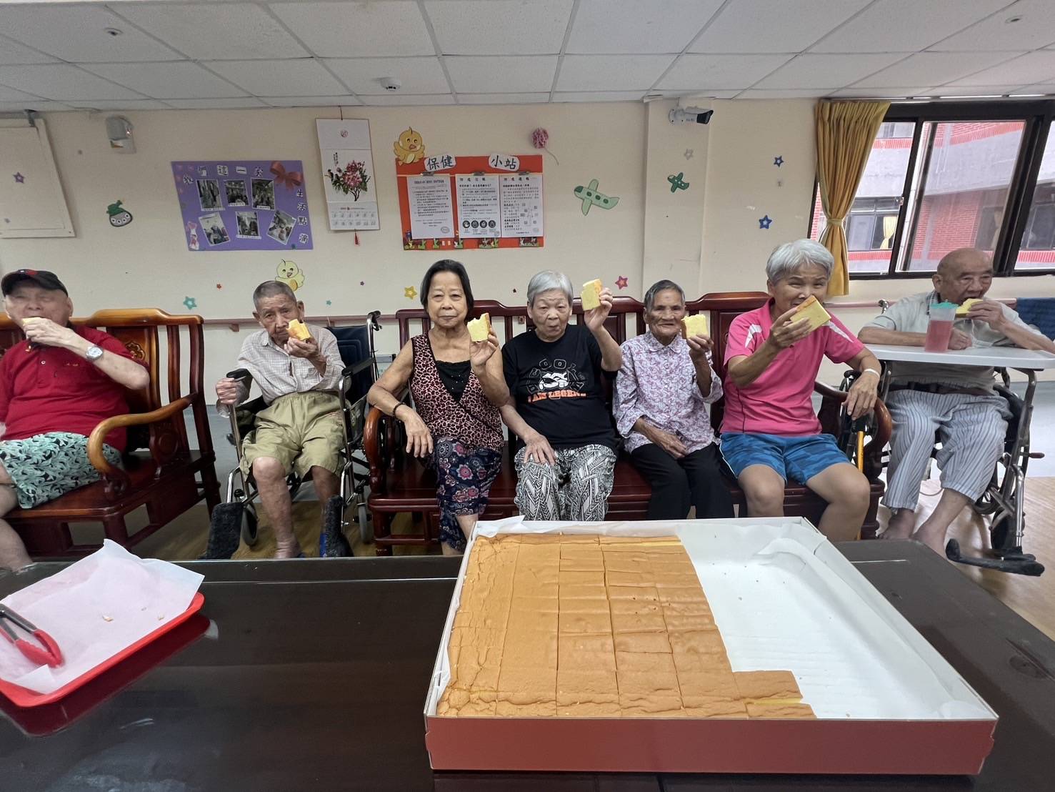 ▲重陽節前夕，國彰志工協會特別準備了古早味蛋糕，提前與彰化榮家長輩們共慶佳節，長輩們感受重陽佳節的溫馨氣氛。（記者張溎壕攝）