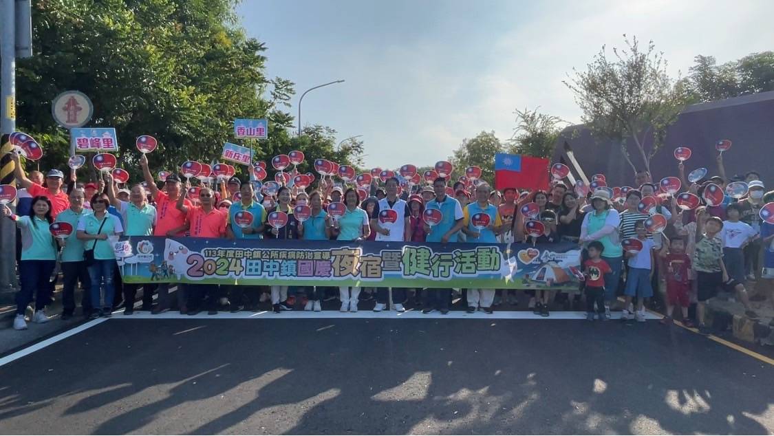 ▲慶祝中華民國113歲國慶，田中鎮公所在舉辦露營活動，今（10）日清晨國旗升起後，大夥兒就在八堡圳邊悠閒漫步。（田中鎮公所提供）