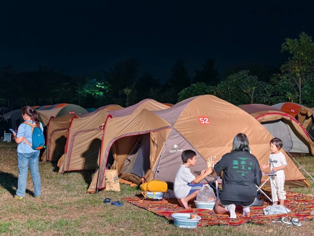 ▲慶祝中華民國113歲國慶，田中鎮公所在舉辦露營活動，今（10）日清晨國旗升起後，大夥兒就在八堡圳邊悠閒漫步。（田中鎮公所提供）