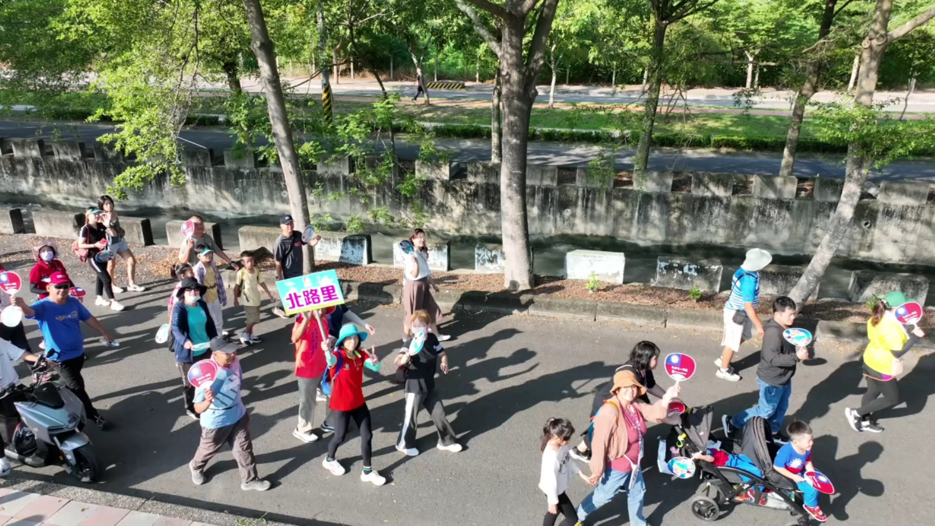▲慶祝中華民國113歲國慶，田中鎮公所在舉辦露營活動，今（10）日清晨國旗升起後，大夥兒就在八堡圳邊悠閒漫步。（田中鎮公所提供）