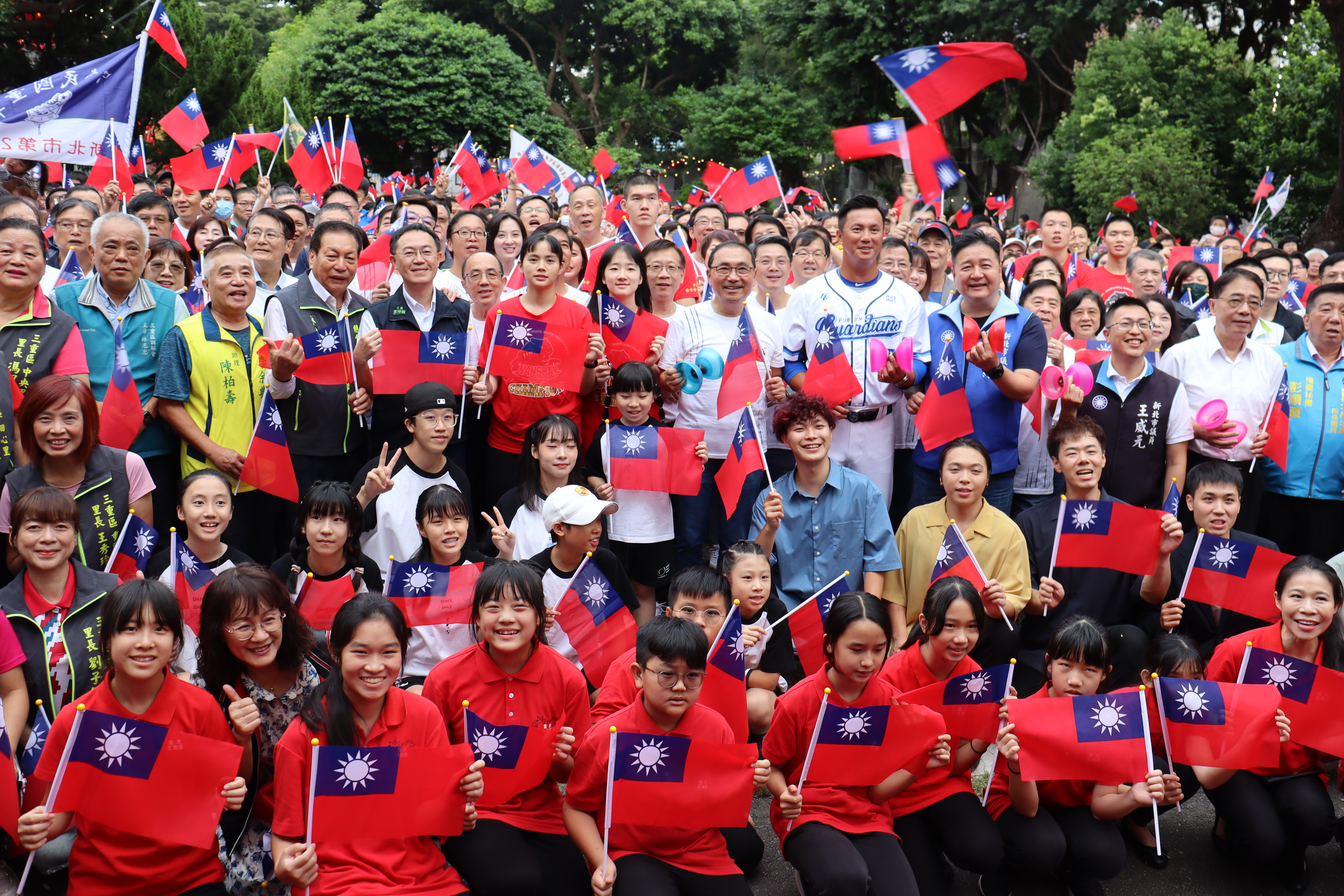 團結慶雙十 新北市長侯友宜與千名市民齊唱國歌