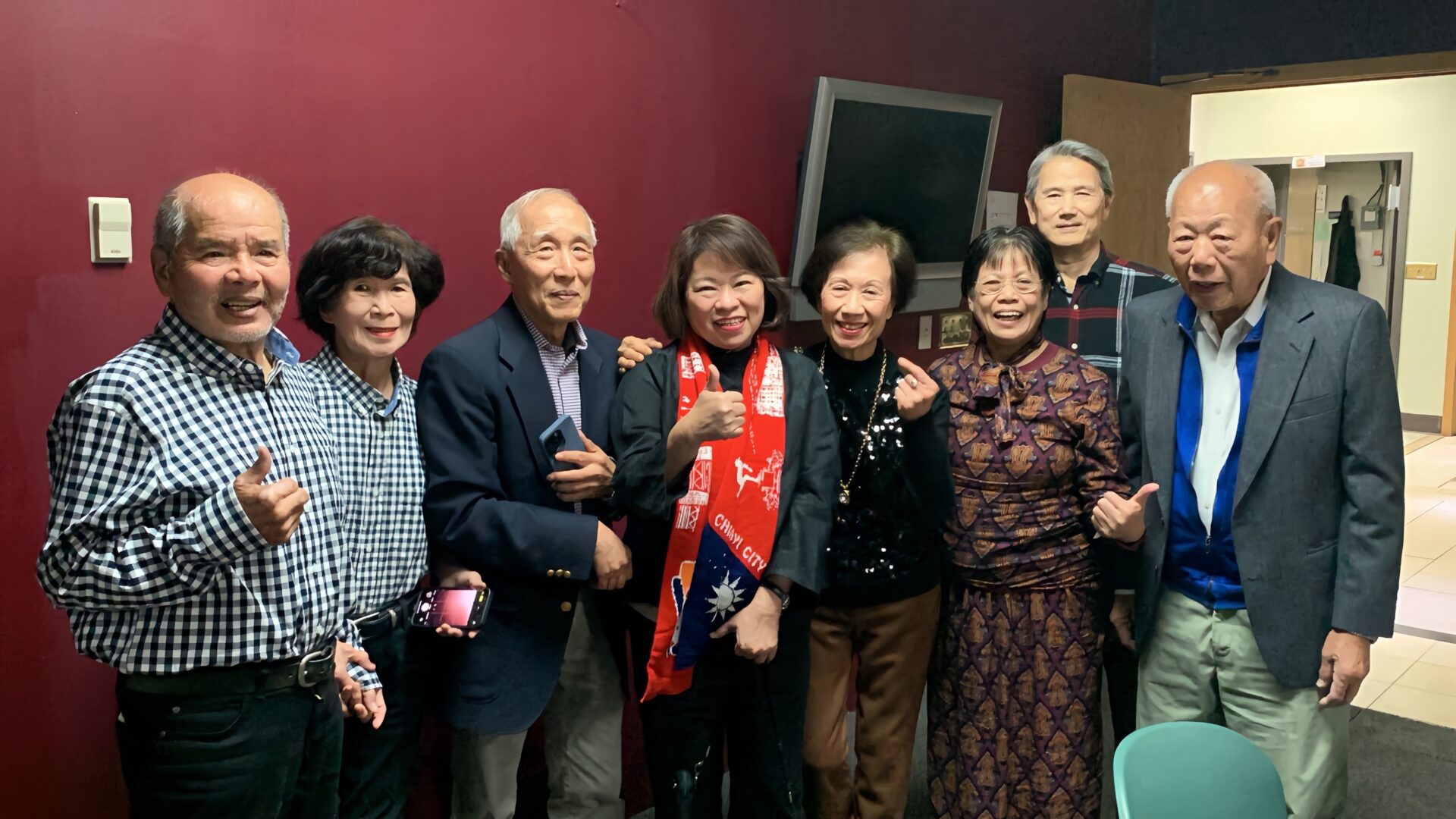 黃敏惠雪城會僑胞吃福義軒、送國旗圍巾 盼共同擦亮中華民國招牌