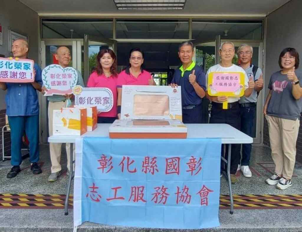 ▲國彰志工協會理事長吳臺花日前特率幹部至彰化榮民之家進行慰問活動,特別準備的「古早味蛋糕」,與長輩們一起提前感受重陽佳節的溫馨氣氛。(記者林明佑翻攝)