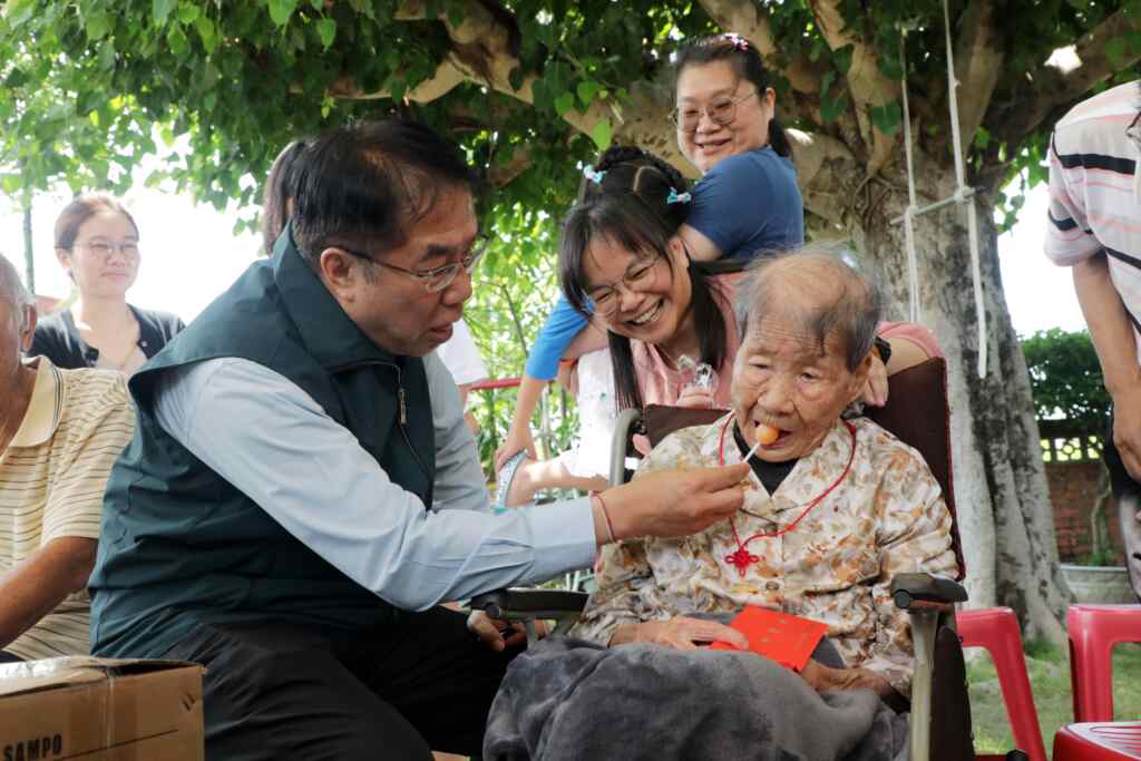 112歲的黃烟女士雖已屆高齡卻仍非常喜歡吃棒棒糖,讓人不禁聯想這是不是長壽且身體健康的小秘訣。