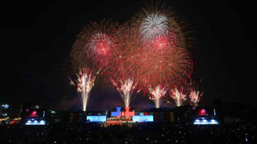 ▲2024國慶焰火10日晚間在雲林縣虎尾高鐵特定區隆重登場,焰火施放持續41分鐘,點亮夜空的璀璨煙火與悠揚樂聲,讓現場氣氛達到高潮。(雲林縣政府提供)