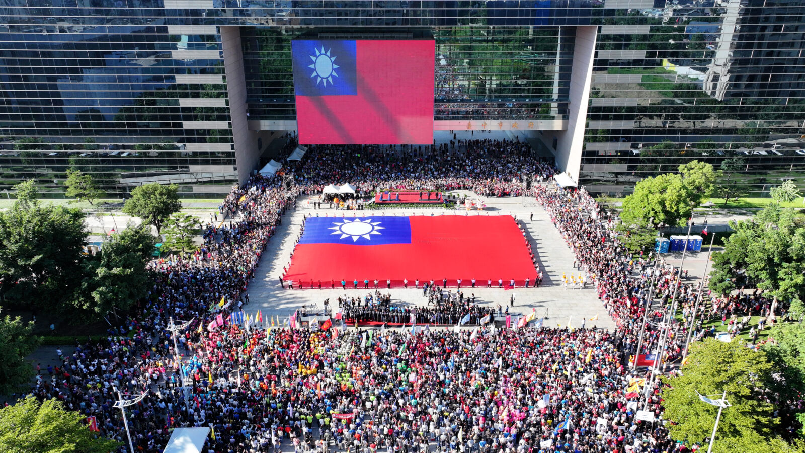 72位災後英雄展護巨幅國旗 盧秀燕:中華民國是國、台灣是家 256 72位災後英雄展護巨幅國旗 盧秀燕:中華民國是國、台灣是家 255