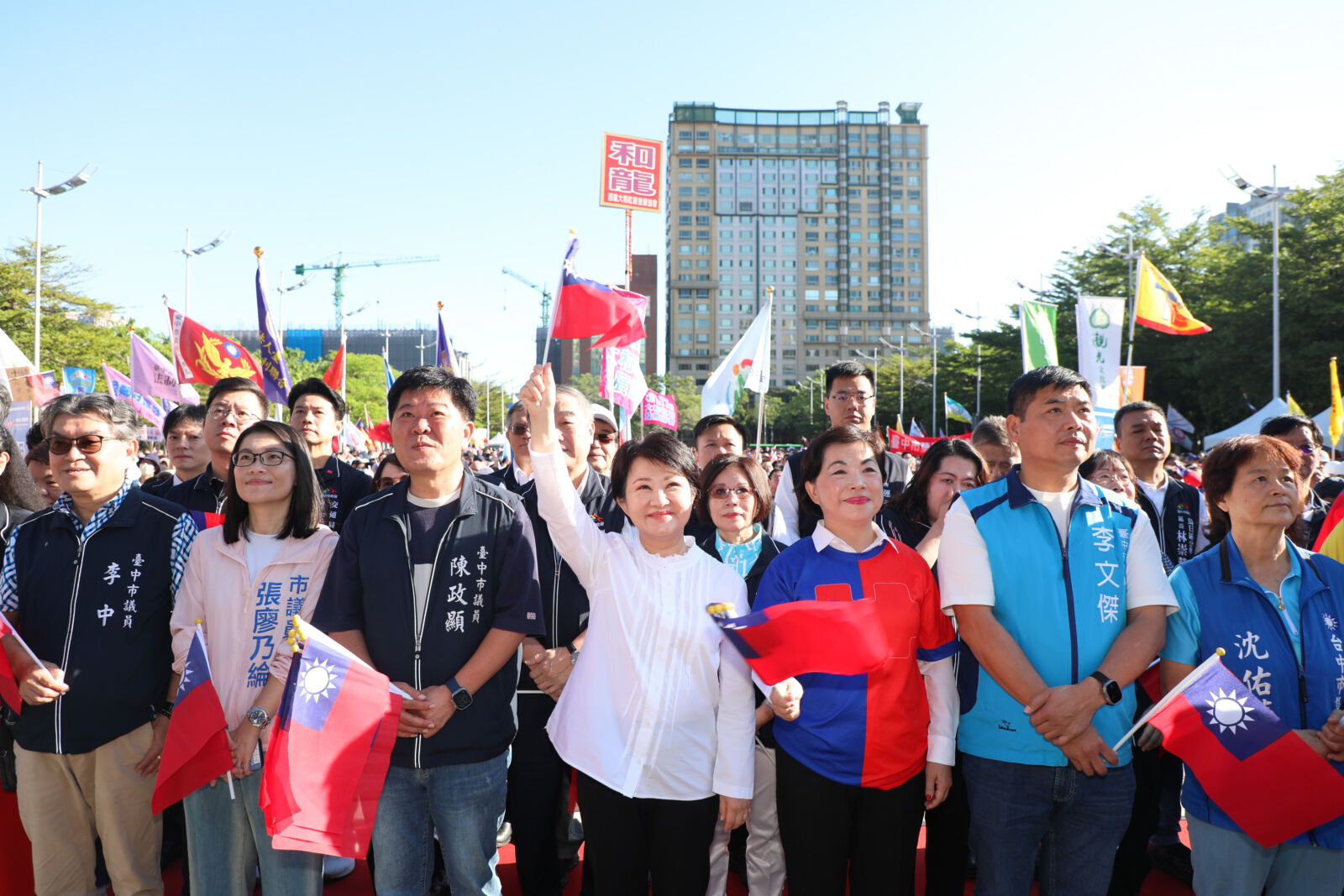 72位災後英雄展護巨幅國旗 盧秀燕:中華民國是國、台灣是家 258 72位災後英雄展護巨幅國旗 盧秀燕:中華民國是國、台灣是家 257