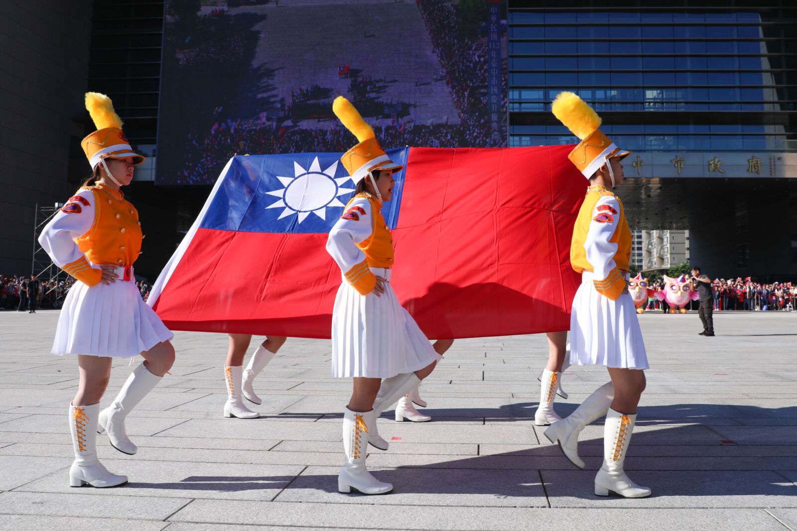 72位災後英雄展護巨幅國旗 盧秀燕:中華民國是國、台灣是家 260 72位災後英雄展護巨幅國旗 盧秀燕:中華民國是國、台灣是家 259