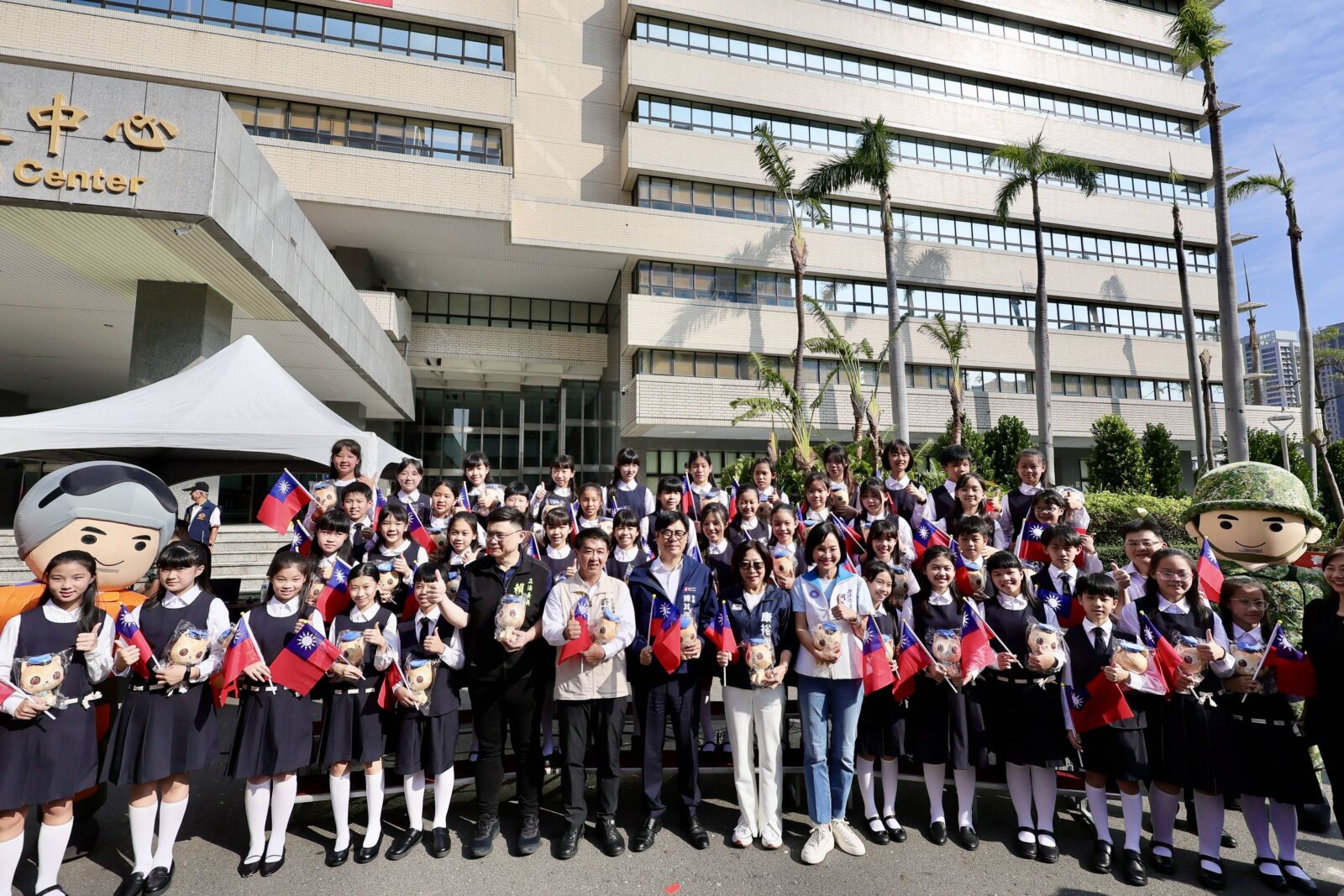高雄市府迎國慶 陳其邁:高雄沒被17級強風擊垮 252 高雄市府迎國慶 陳其邁:高雄沒被17級強風擊垮 251