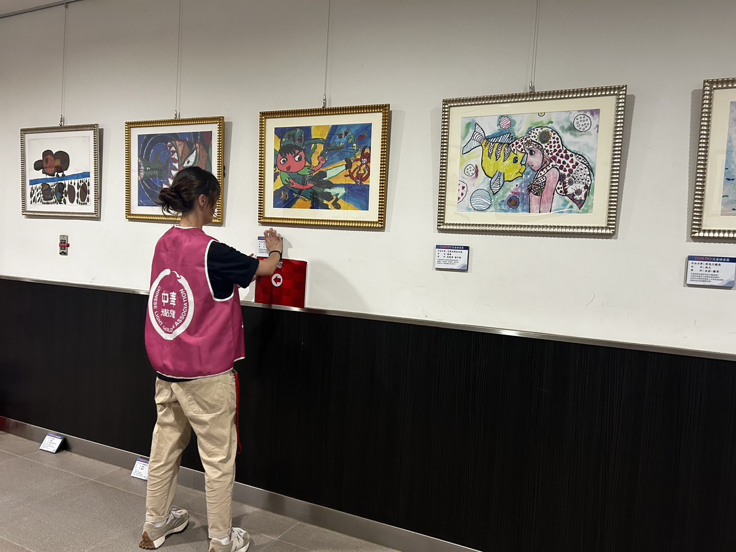 【有影】「凝聚光點、照亮世界」公益畫展揭幕　盼為重症兒童帶來新希望 241