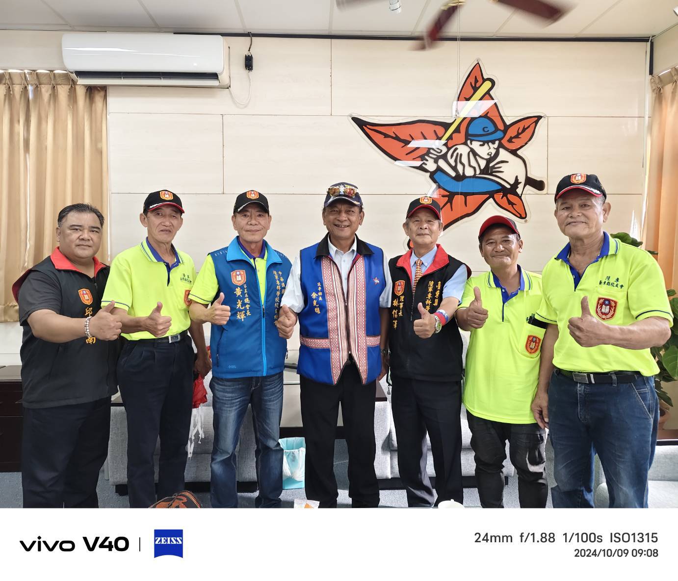 中華民國陸軍專科學校總會總會長黃光輝、台東縣陸專校友會理事長林信澤等一行和延平鄉長余光雄合影。(記者包克明 翻攝)