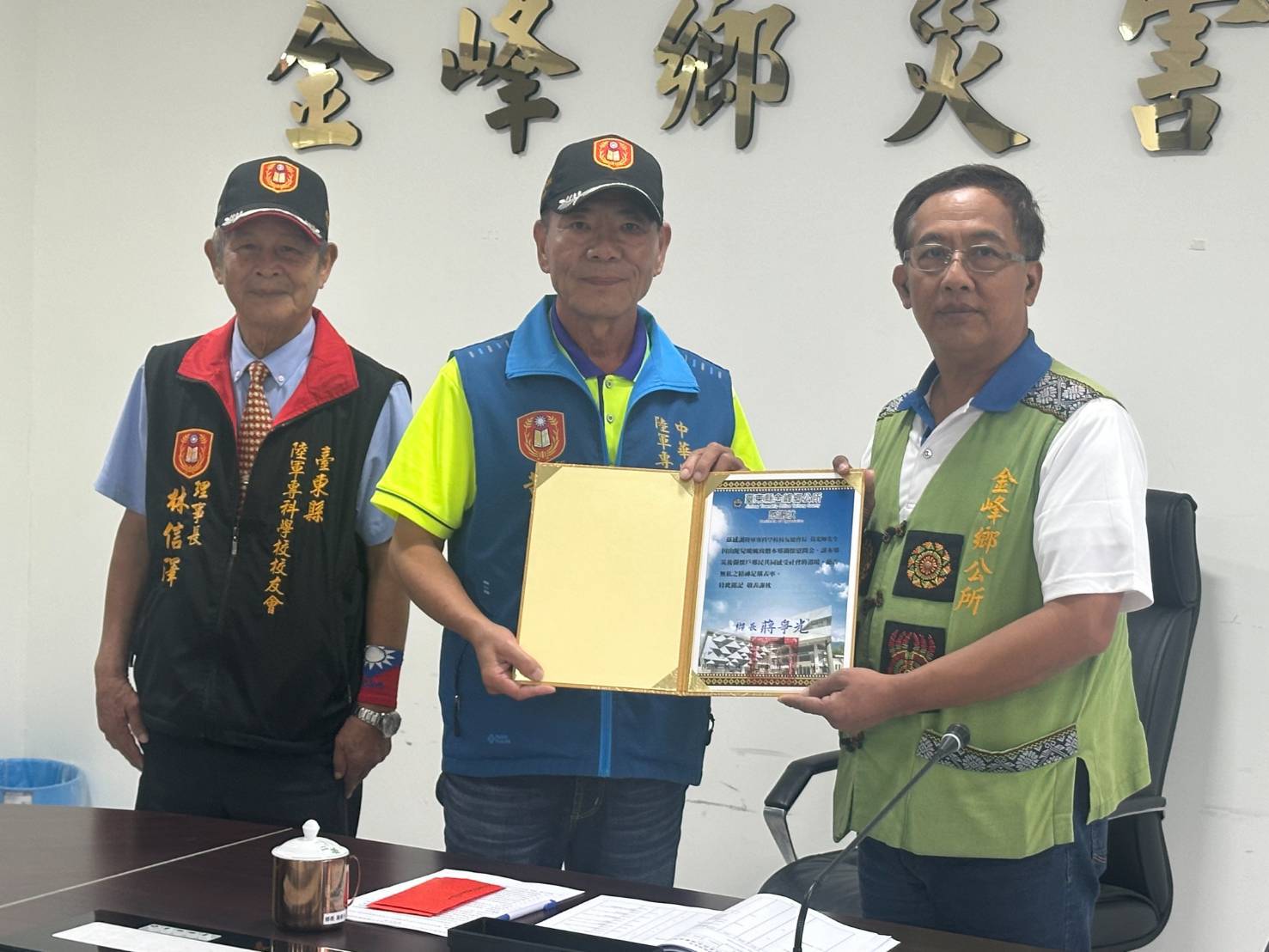 金峰鄉鄉長蔣爭光回贈紀念品給台東縣陸專校友會，中華民國陸軍專科學校總會總會長黃光輝代表接受。(記者包克明 翻攝)