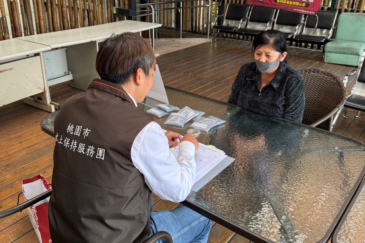 桃市復興區行動水保服務車啟動，民眾進行水保諮詢。<br /><br /> 